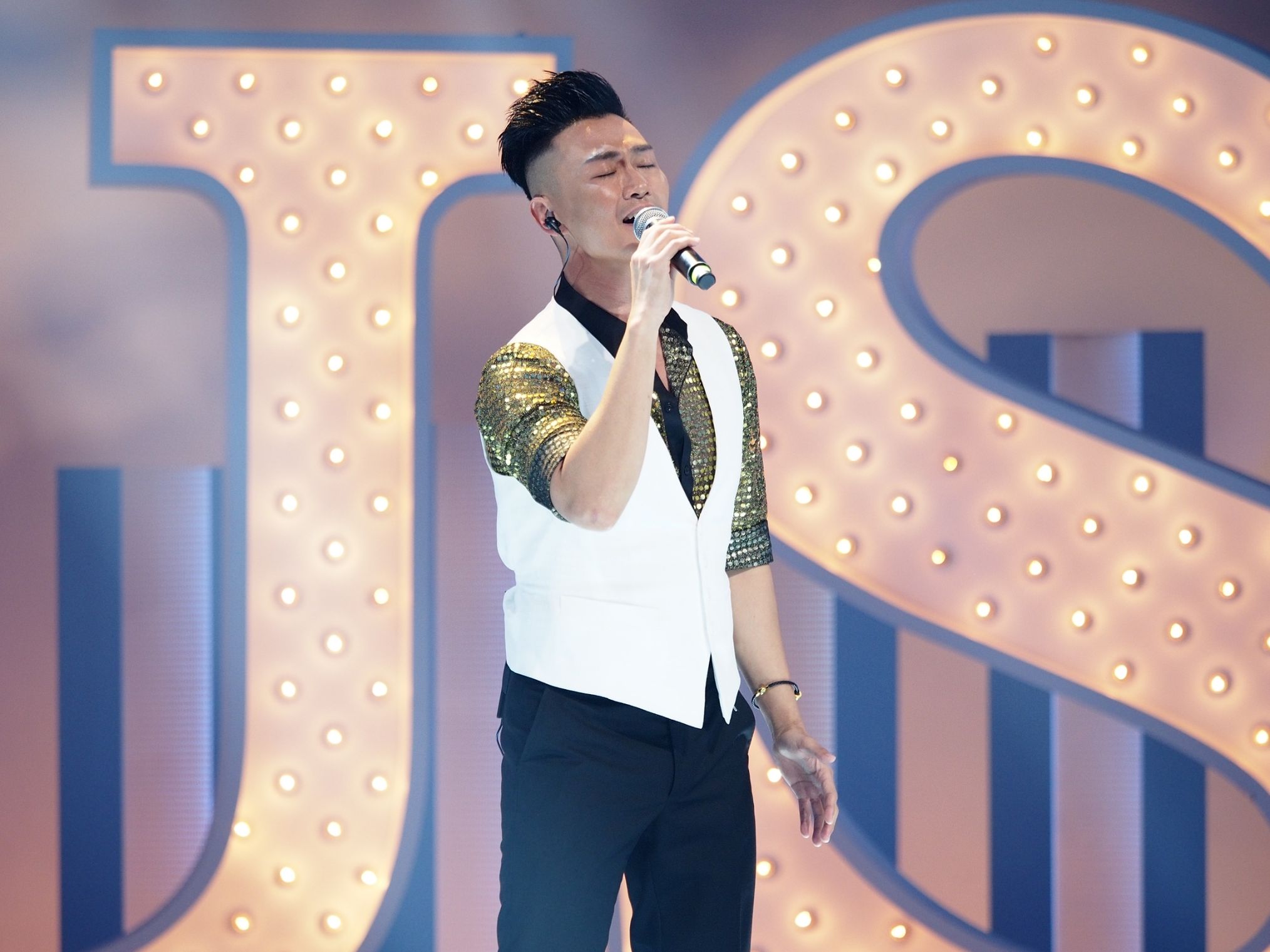 林俊逸演唱且鑽研小哥的歌曲多年。(公視提供)