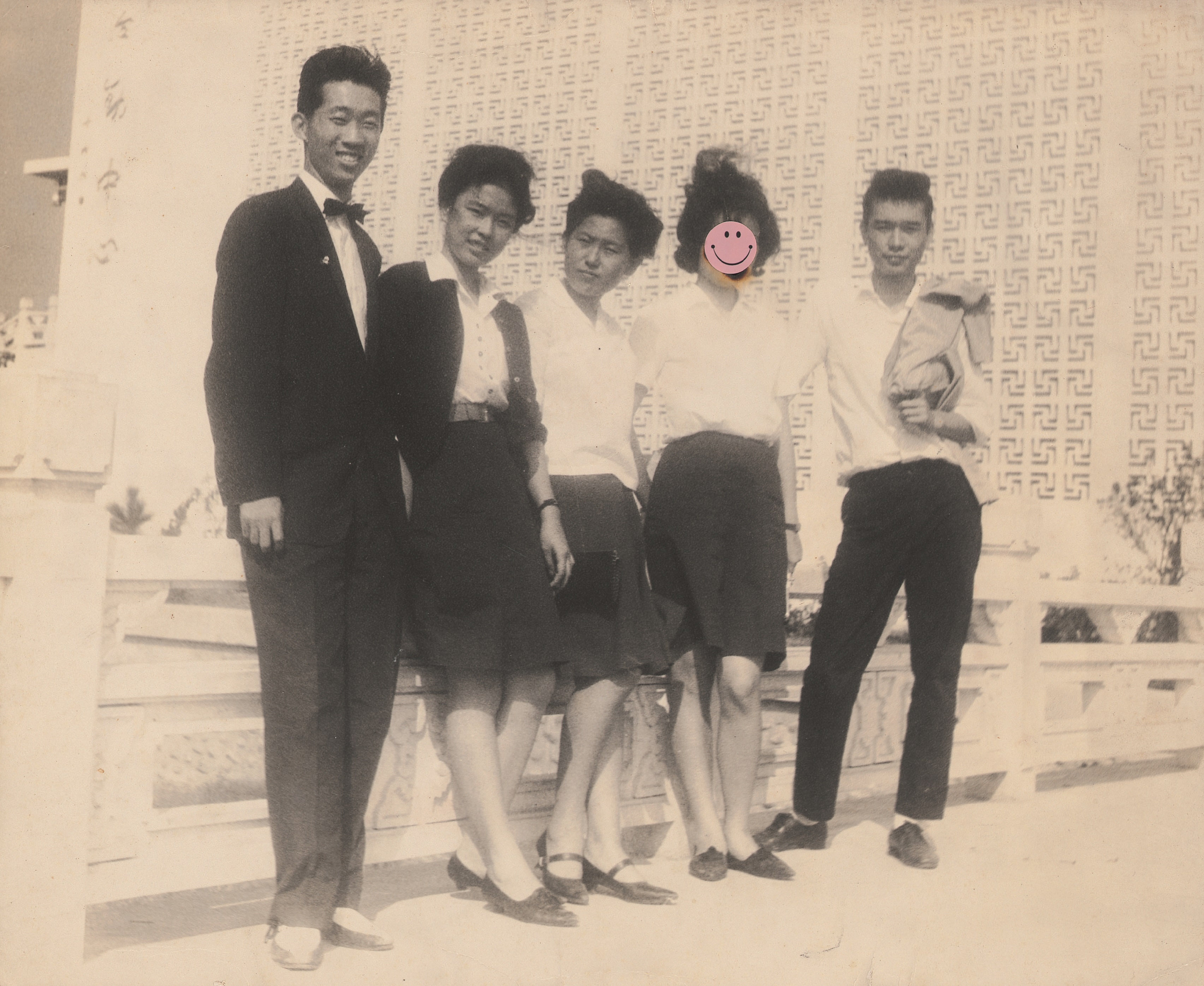 1956年，柳茂川（左）結識陳啟禮（右）的妹妹（左2）陳小瑛、因而認識了陳啟禮。右2姚敏鐘是陳啟禮元配，因陳啟禮情婦曼娜而吃醋，用菸頭毀了情敵的面目。（柳茂川提供）