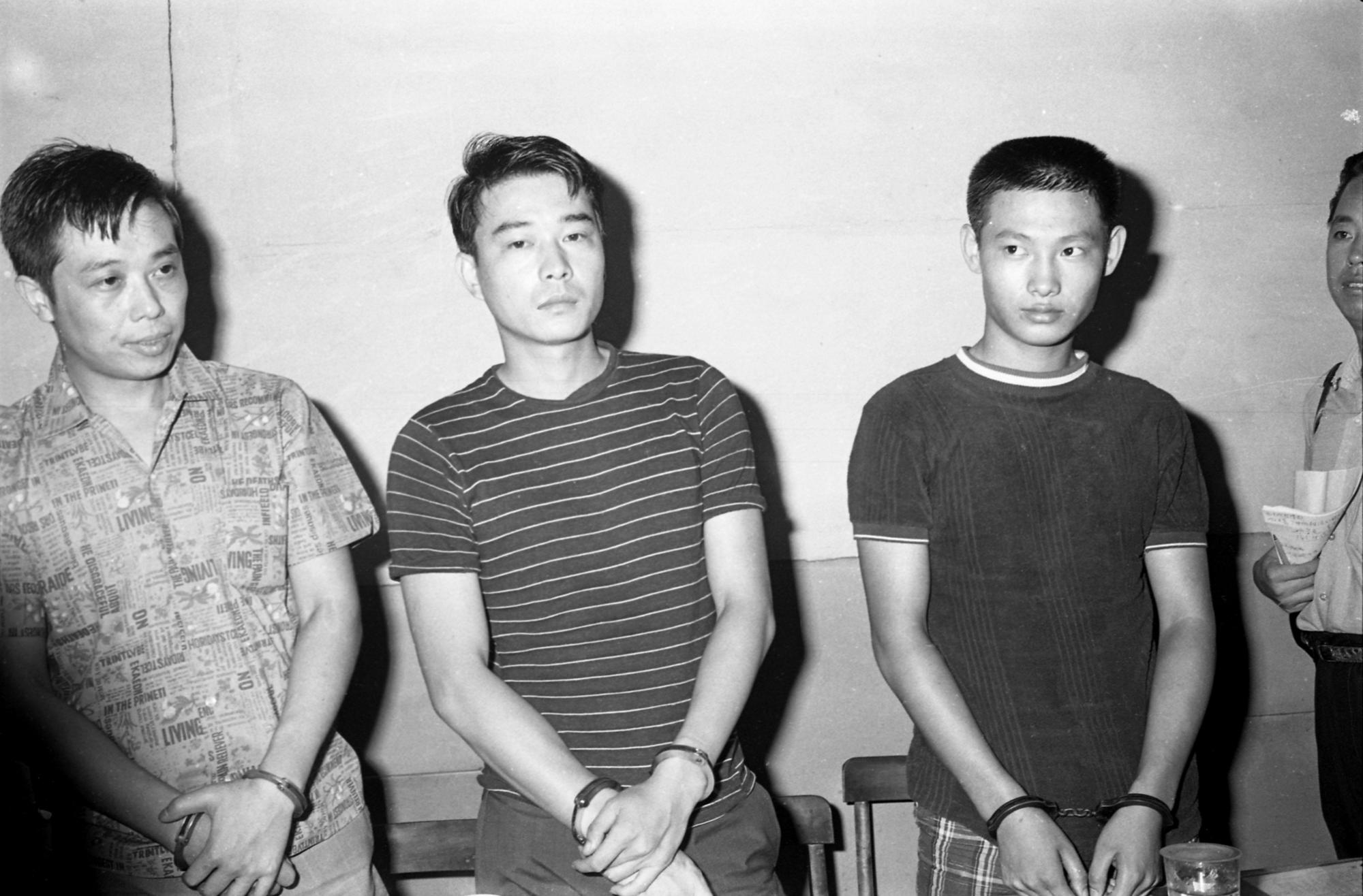 1970年,陳啟禮(中)與張如虹(右)、陳大偉(左)被押解在台北市警局拘留所。(聯合知識庫)