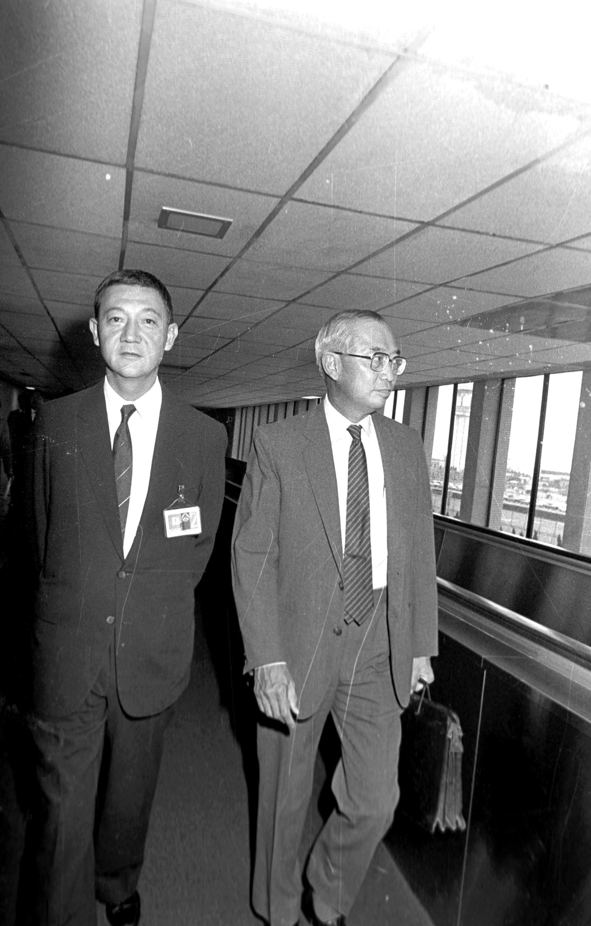 1987年,時任新加坡辦事處副代表的蔣孝武(左)赴機場迎接新加坡的財政部長胡賜道(右)。(中央社)