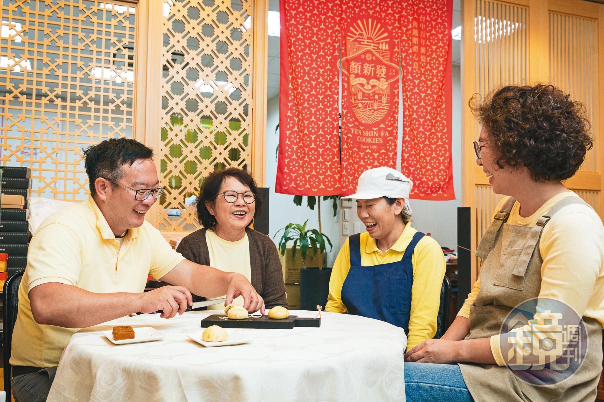 父親顏景修過世後，四代顏榮慶（左1）和妹妹們（右1、2）都回家接班，幫忙母親顏盧錦瓶（左2）。