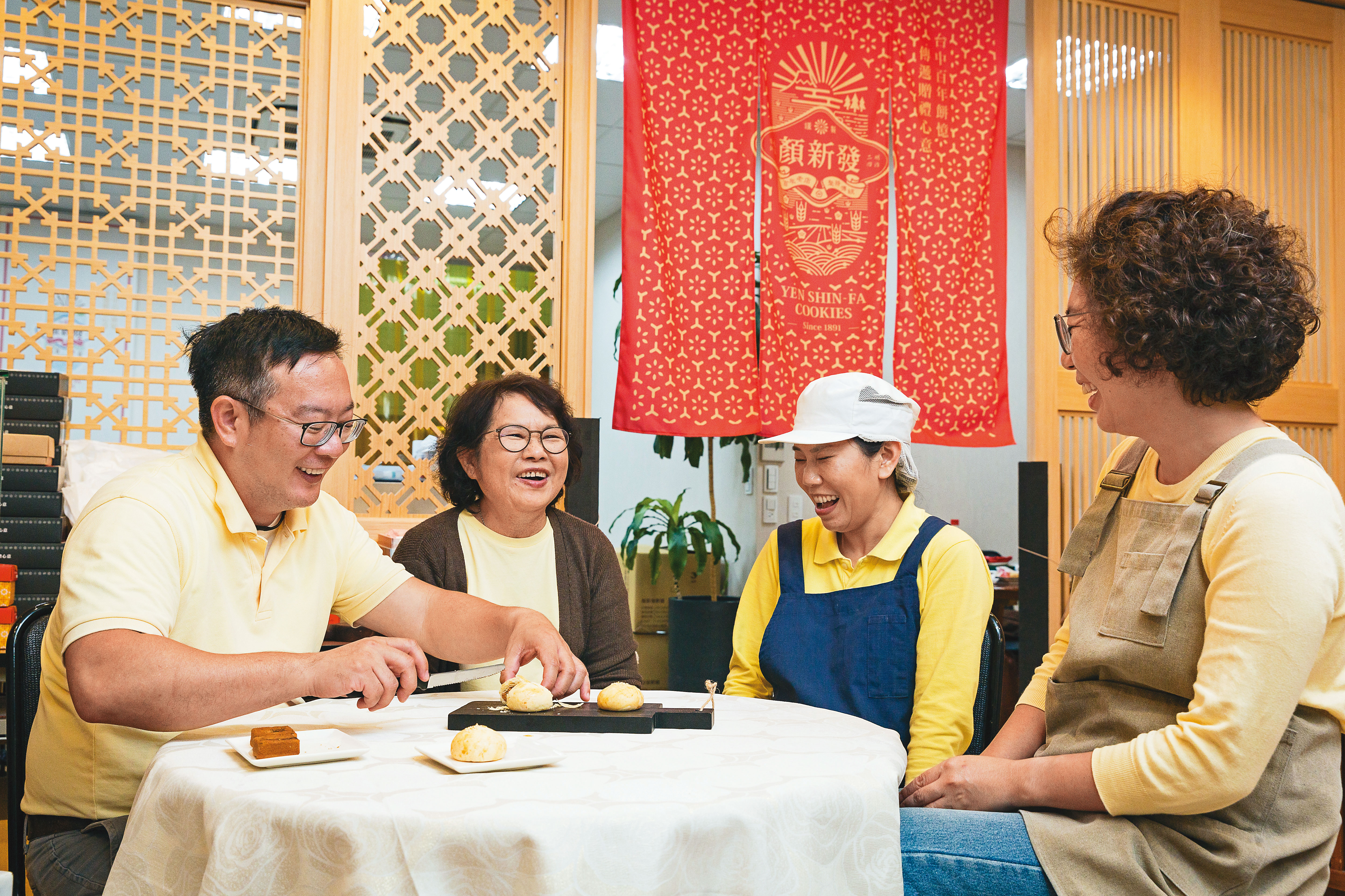 父親顏景修過世後,四代顏榮慶(左1)和妹妹們(右1、2)都回家接班,幫忙母親顏盧錦瓶(左2)。