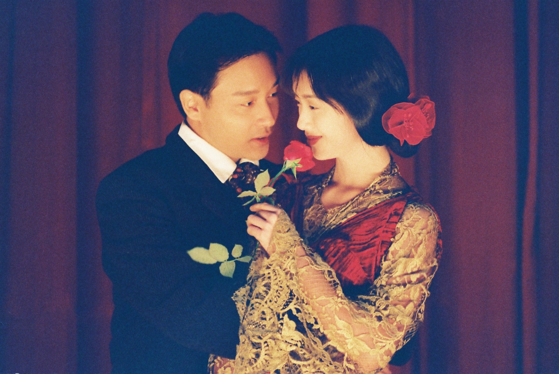 《夜半歌聲》原型來自《歌劇魅影》，張國榮飾演當紅音樂劇演員，與富家千金吳倩蓮相戀。（華映提供）