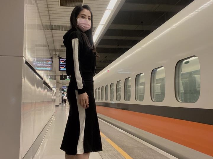 李亮瑾日前上《媽媽好神之俗女家務事》，透露她7、8年前發現右邊卵巢長了一顆14公分畸胎瘤，已開刀取出。（翻攝自李亮瑾臉書）