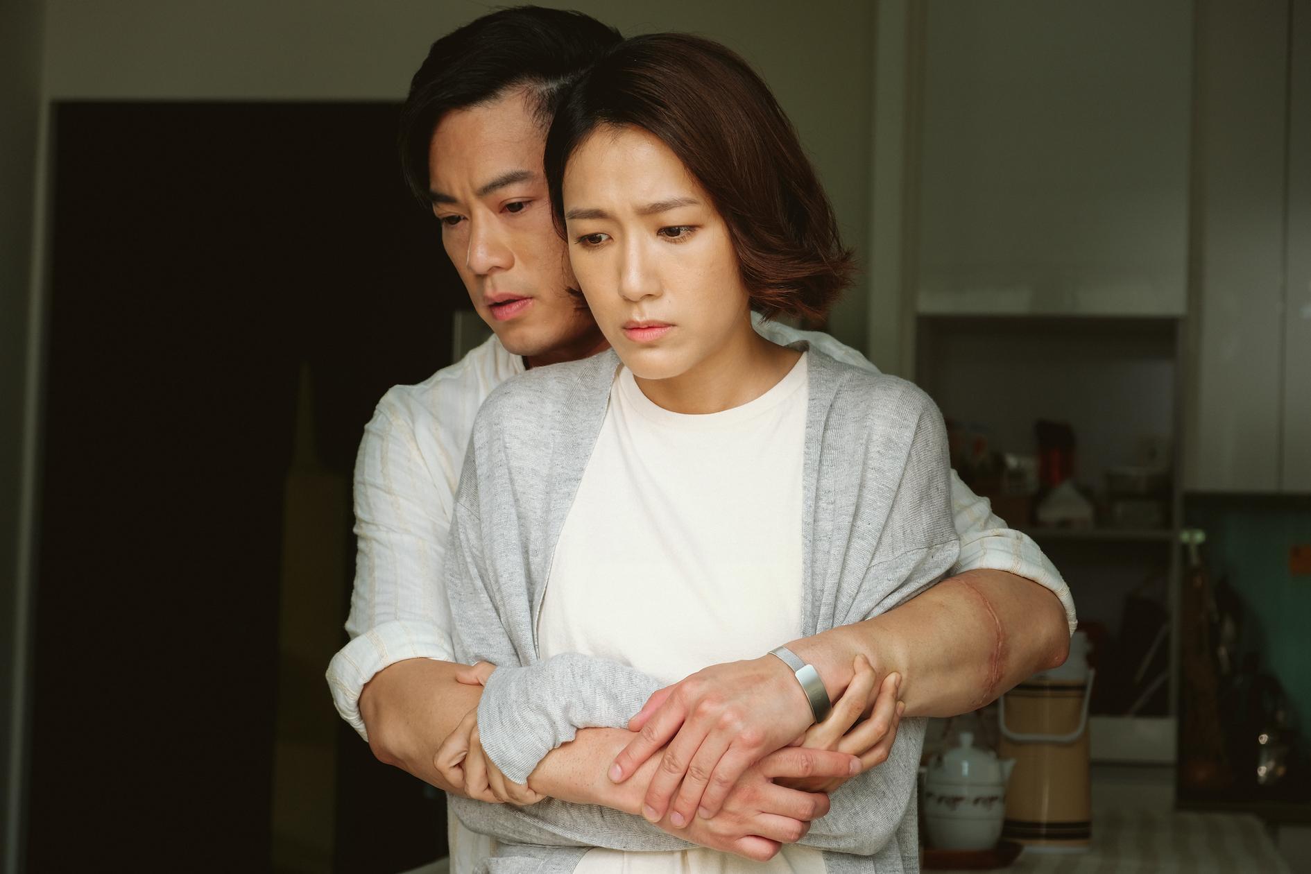 Junior與林意箴在公視奇幻劇《怪人間》上演人妖戀。(公視提供)