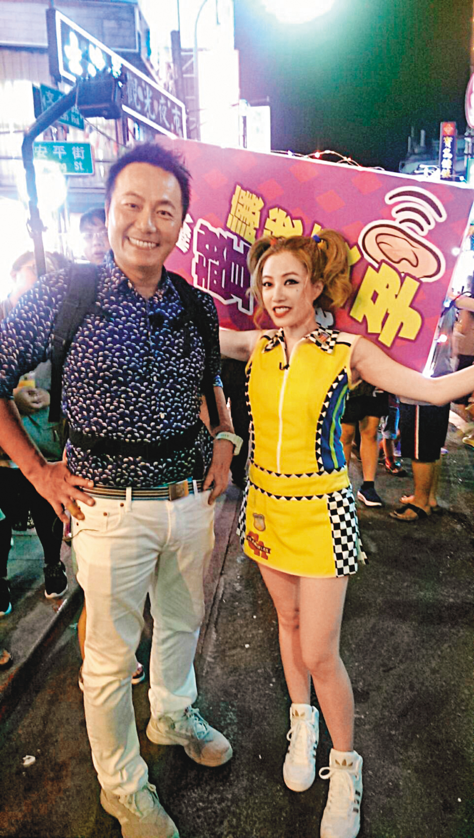 除了歌手、演員外,徐懷鈺(右)也嘗試過主持節目,成為三棲藝人。左為張克帆。
