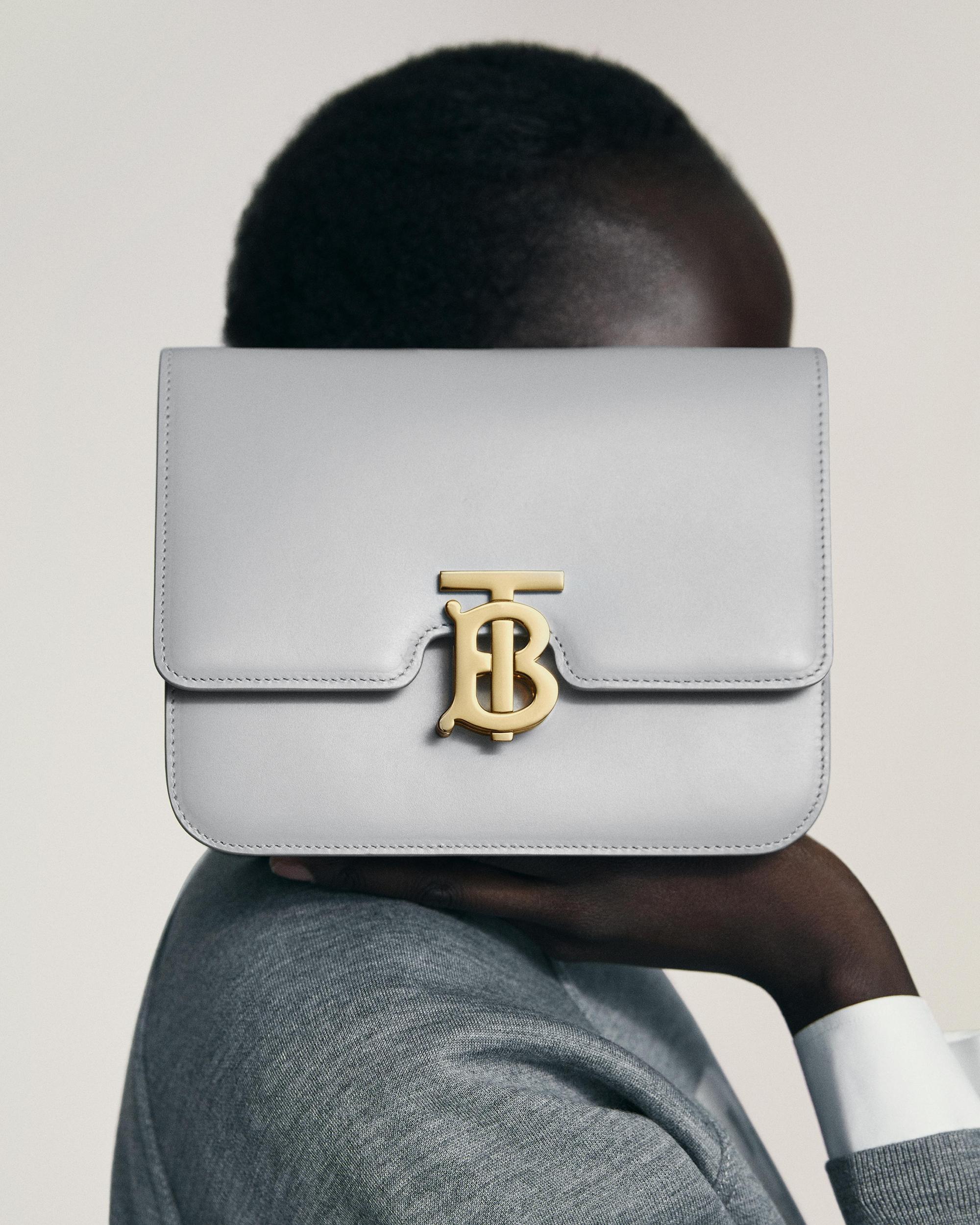小型TB包款。NT$75,000(BURBERRY提供)
