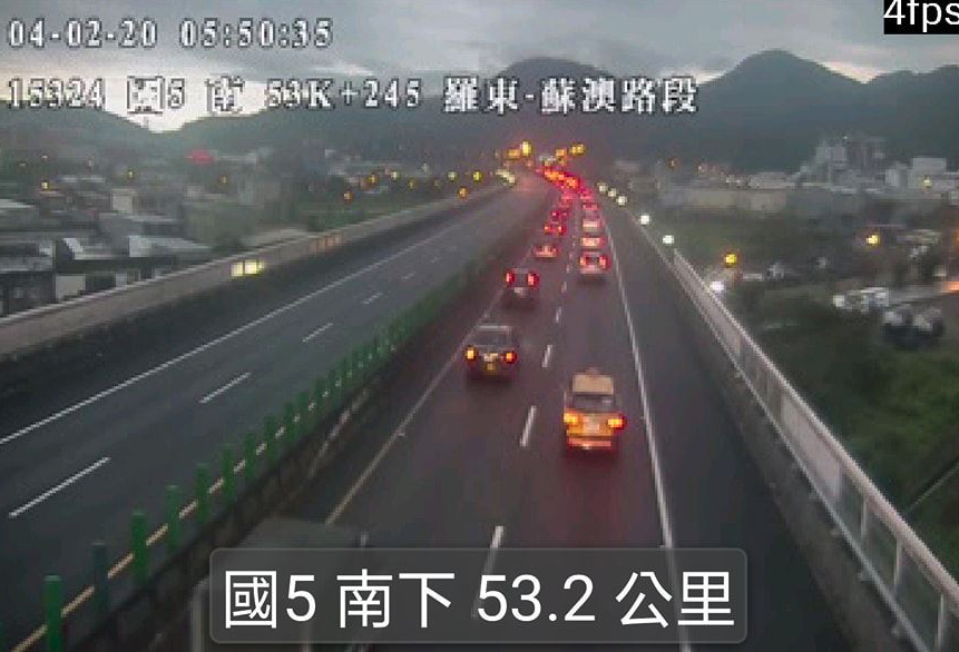 清晨5點50分,國5羅東蘇澳路段已出現大量車潮。(翻攝自宜花東即時路況粉絲頁)