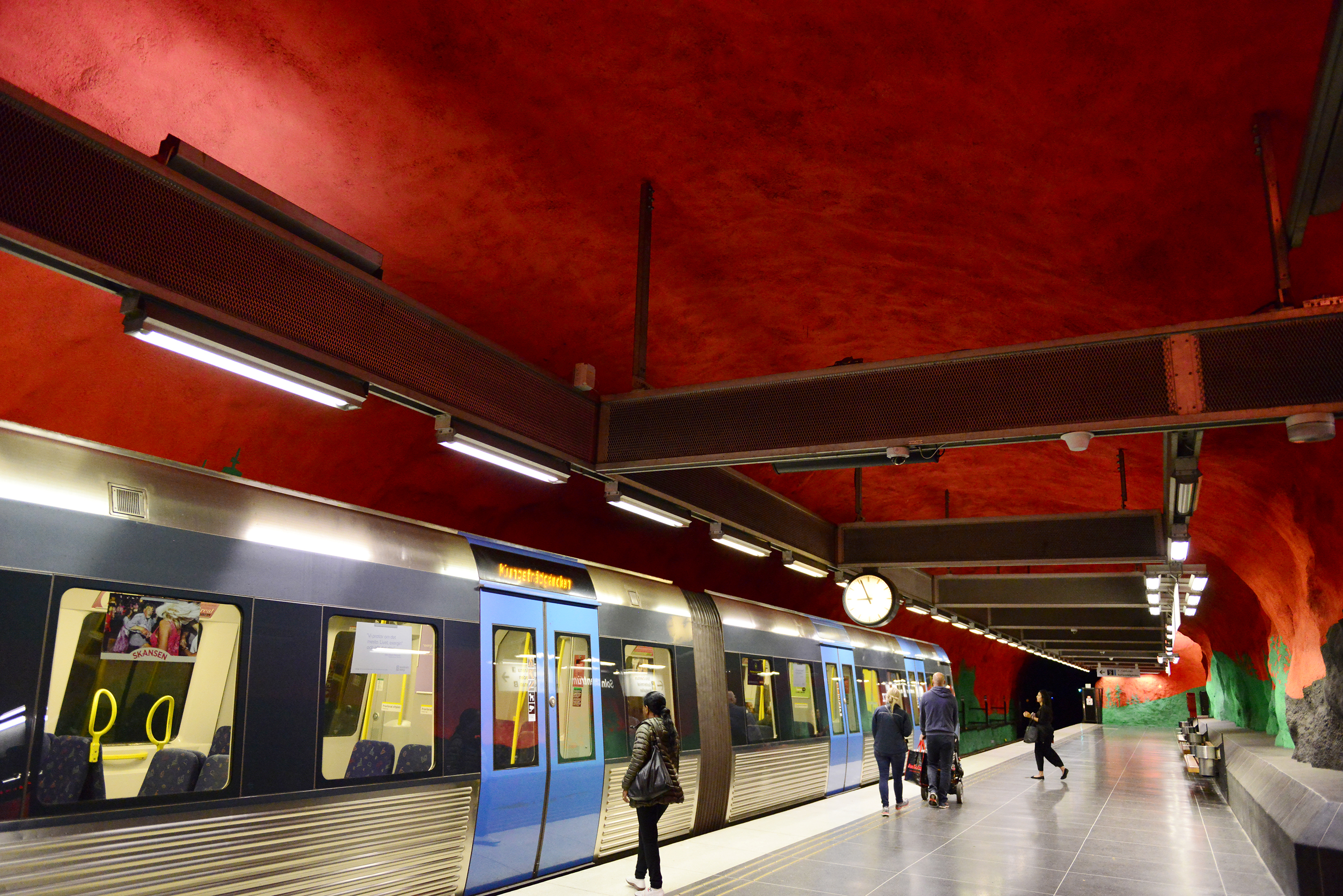 專家指出，瑞典人原本習於獨居、冷靜、守規矩的生活型態，或許有助於抑制疫情。圖為斯德哥爾摩一景。（東方IC）