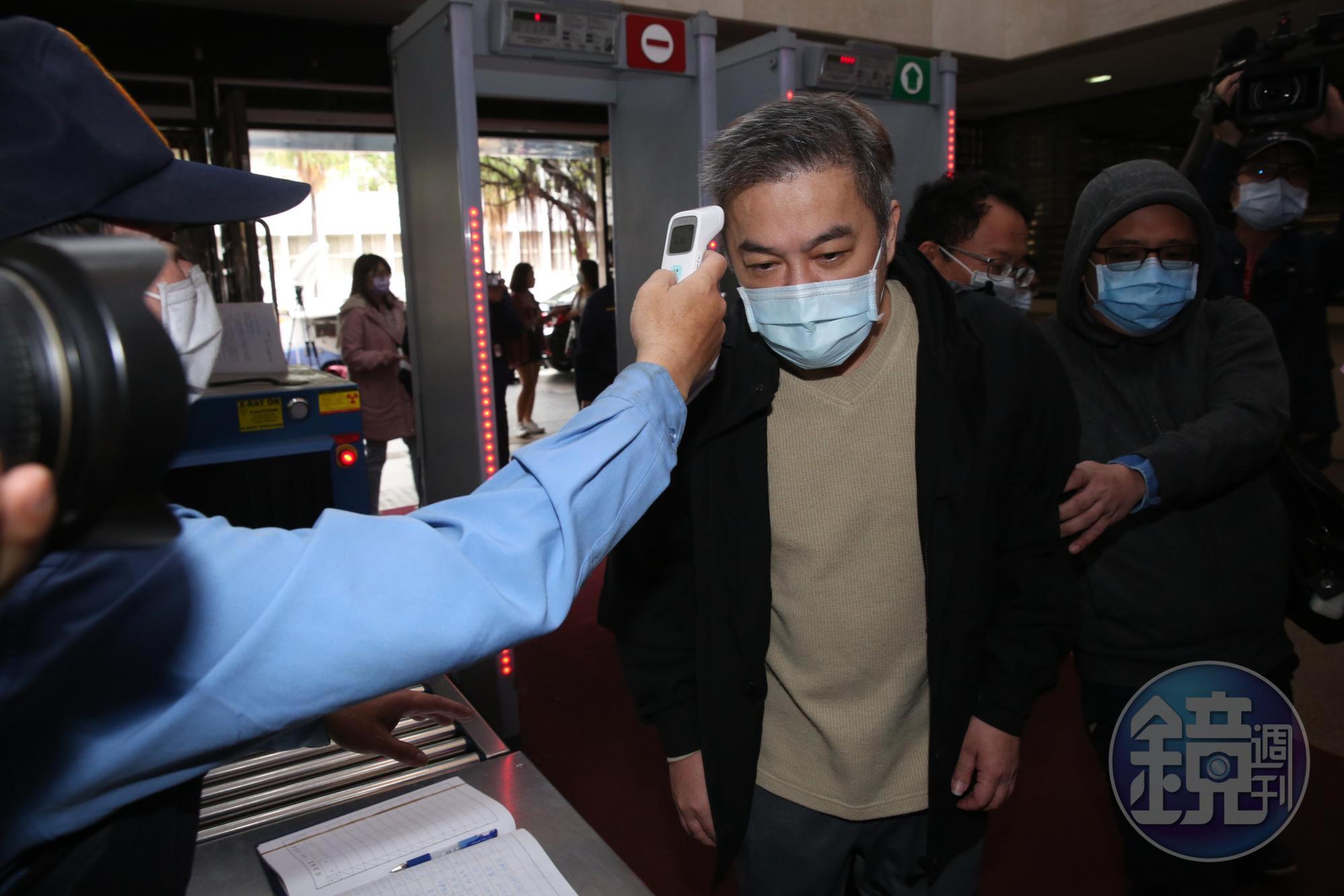 張綱維再度面臨可能被羈押命運，上午前來北院開庭時，依規定要戴口罩及量體溫才能進入法庭。