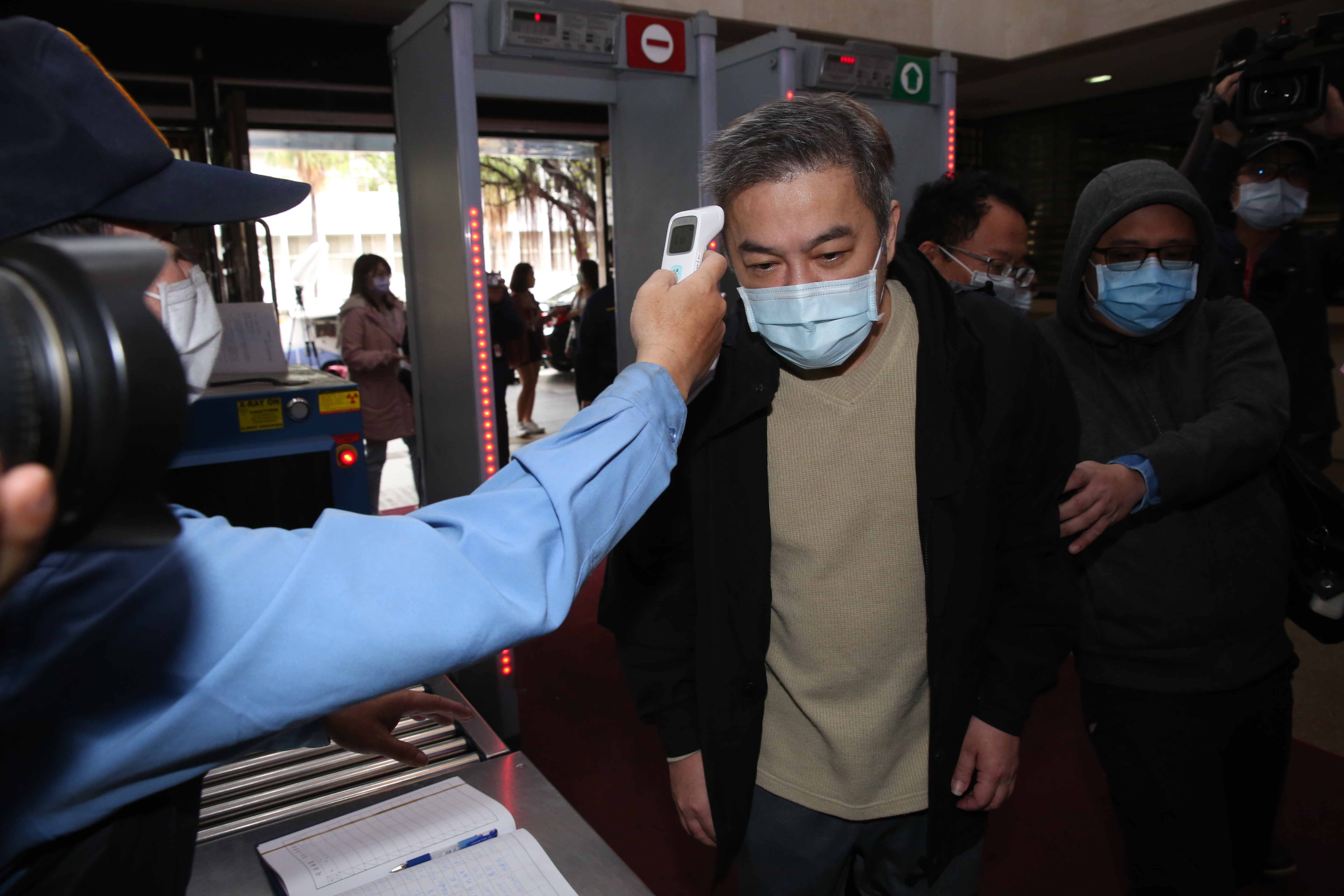 張綱維再度面臨可能被羈押命運，上午前來北院開庭時，依規定要戴口罩及量體溫才能進入法庭。