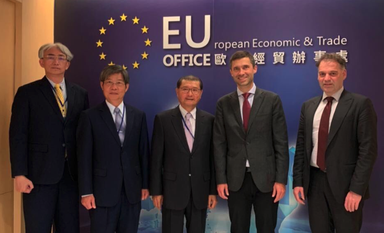 歐盟駐台代表高哲夫（右二）透過推特感謝台灣。（翻攝自推特）