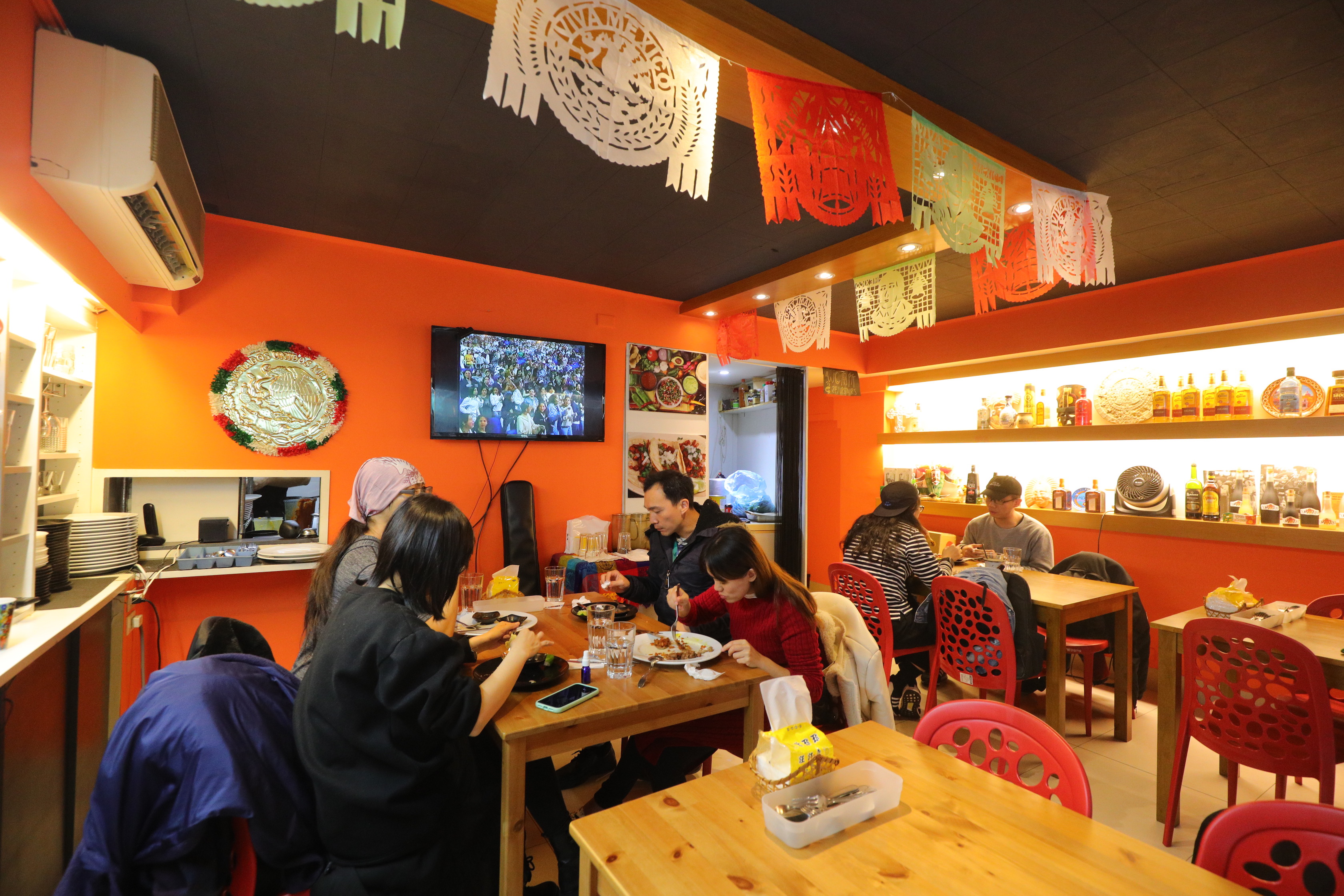 店內拉丁舞曲熱情放送，空氣瀰漫墨西哥香料芬芳，視覺聽覺和味覺都很熱鬧。