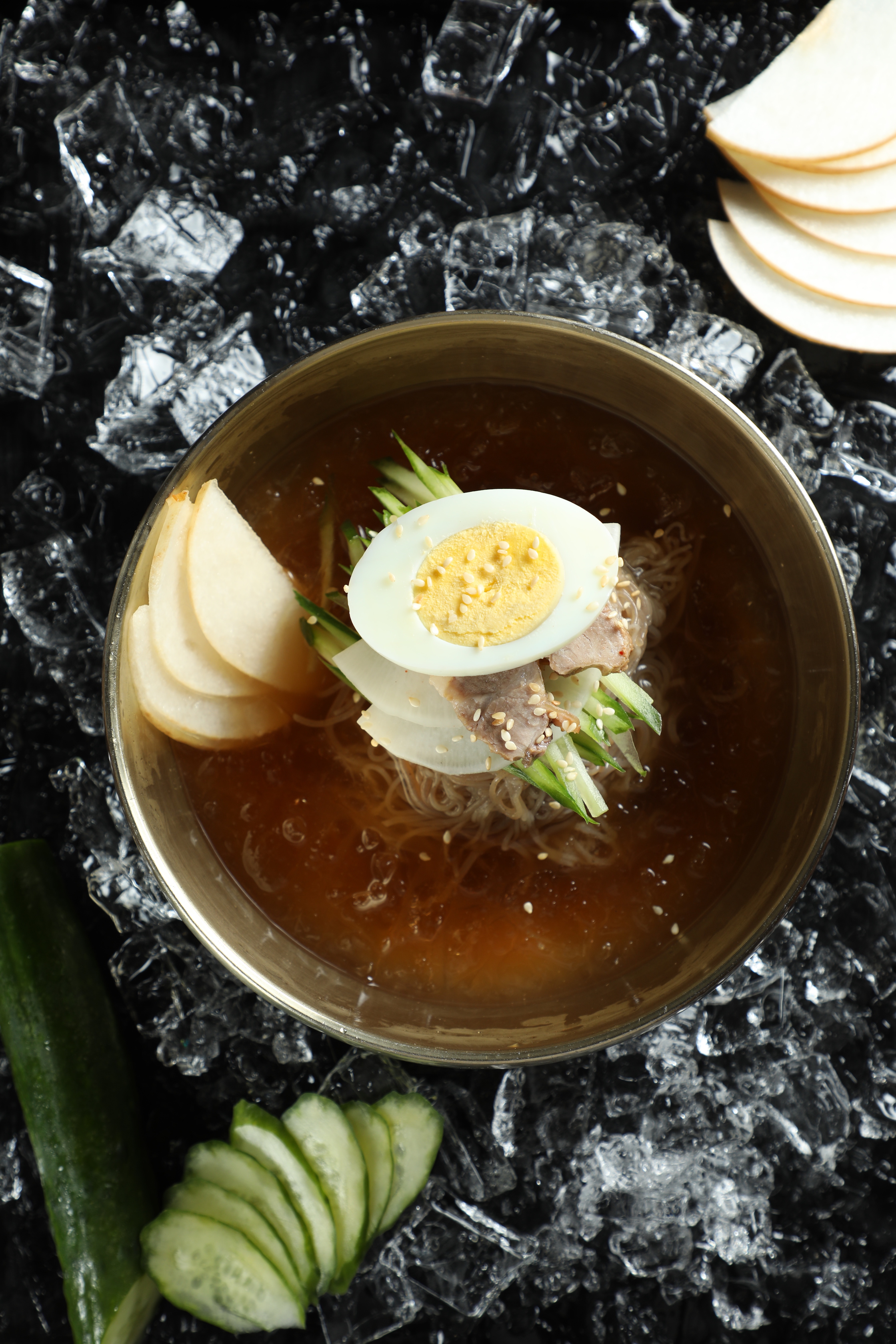「涼拌麵」分成乾拌和水冷麵兩種，冰涼湯頭加了水梨，甘甜解膩。（280元／份）