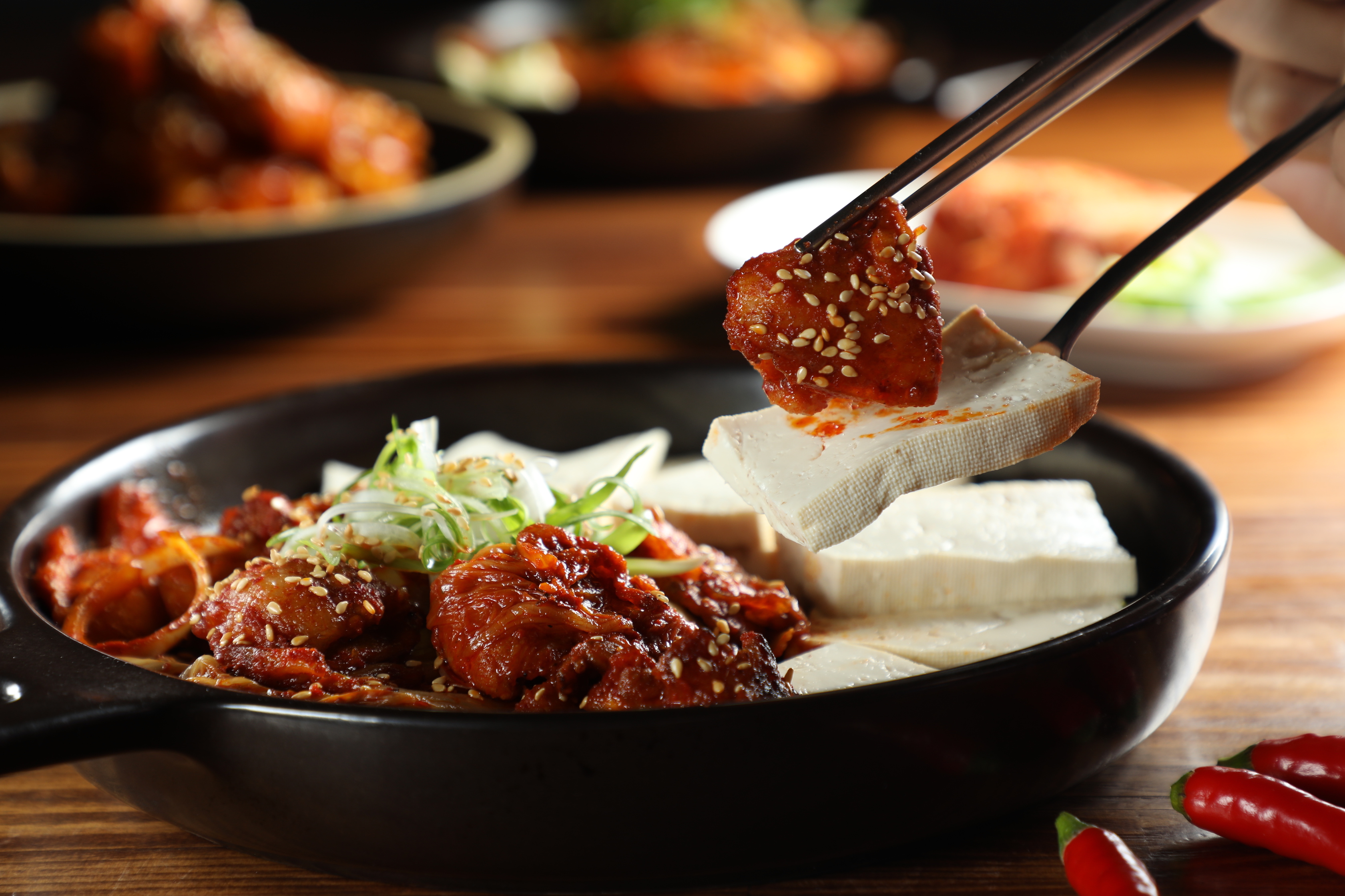 「豬肉泡菜豆腐」用涼涼的豆腐鋪墊，緩和舌尖的火辣。（280元／份，需一週前預訂）