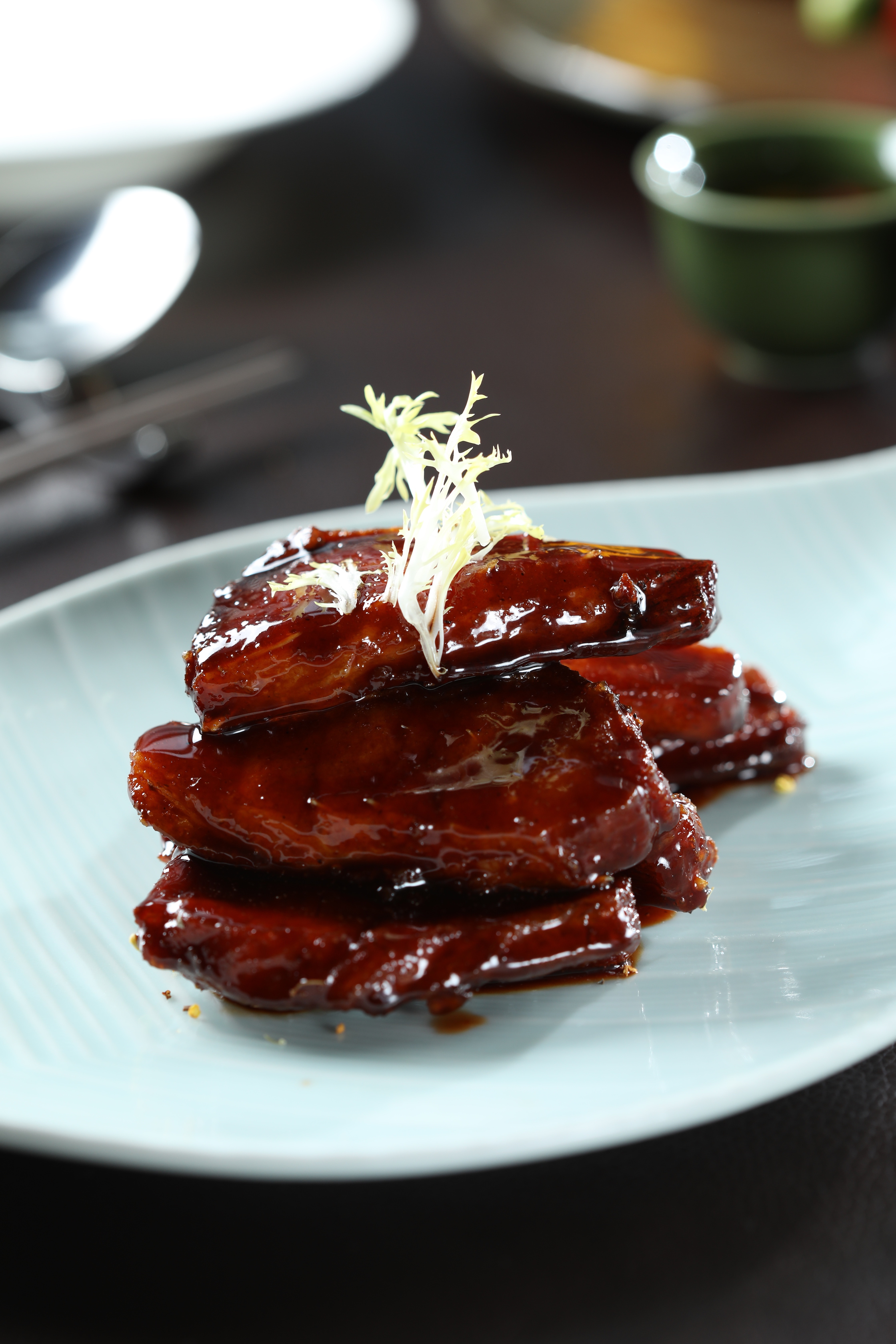 「老上海燻魚」選用水庫活魚，火候不過頭，讓外皮酥香，魚肉卻仍多汁。（320元／份）
