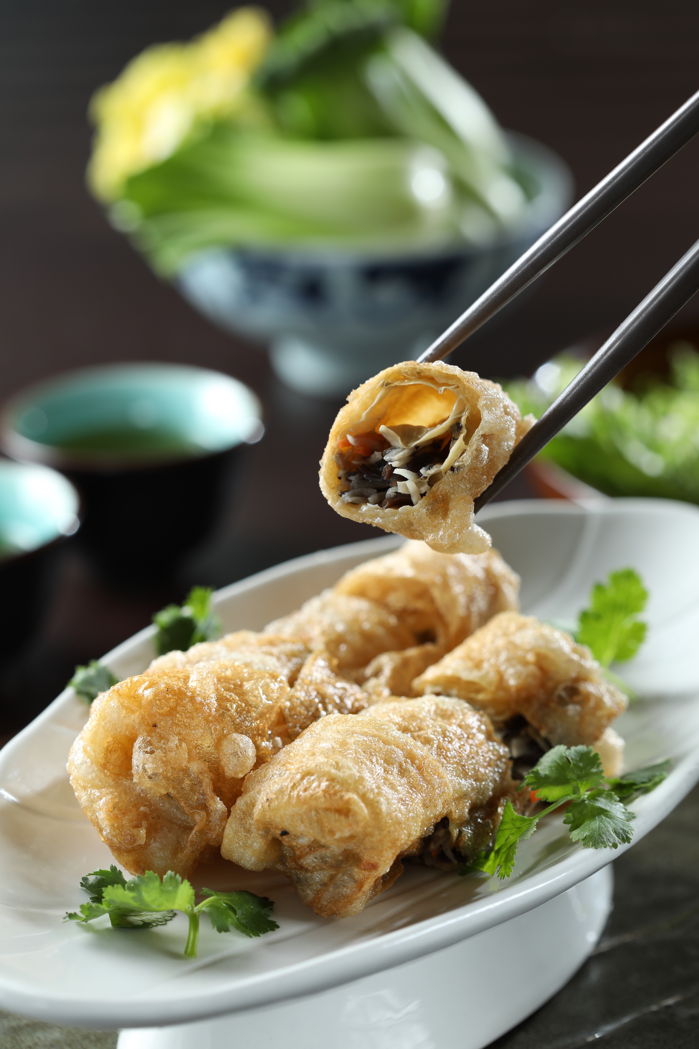 「黑松露素鴨」外觀低調吃來卻奢華，皮酥如蟬翼，在口中崩碎的感覺很美好。（220元／份）