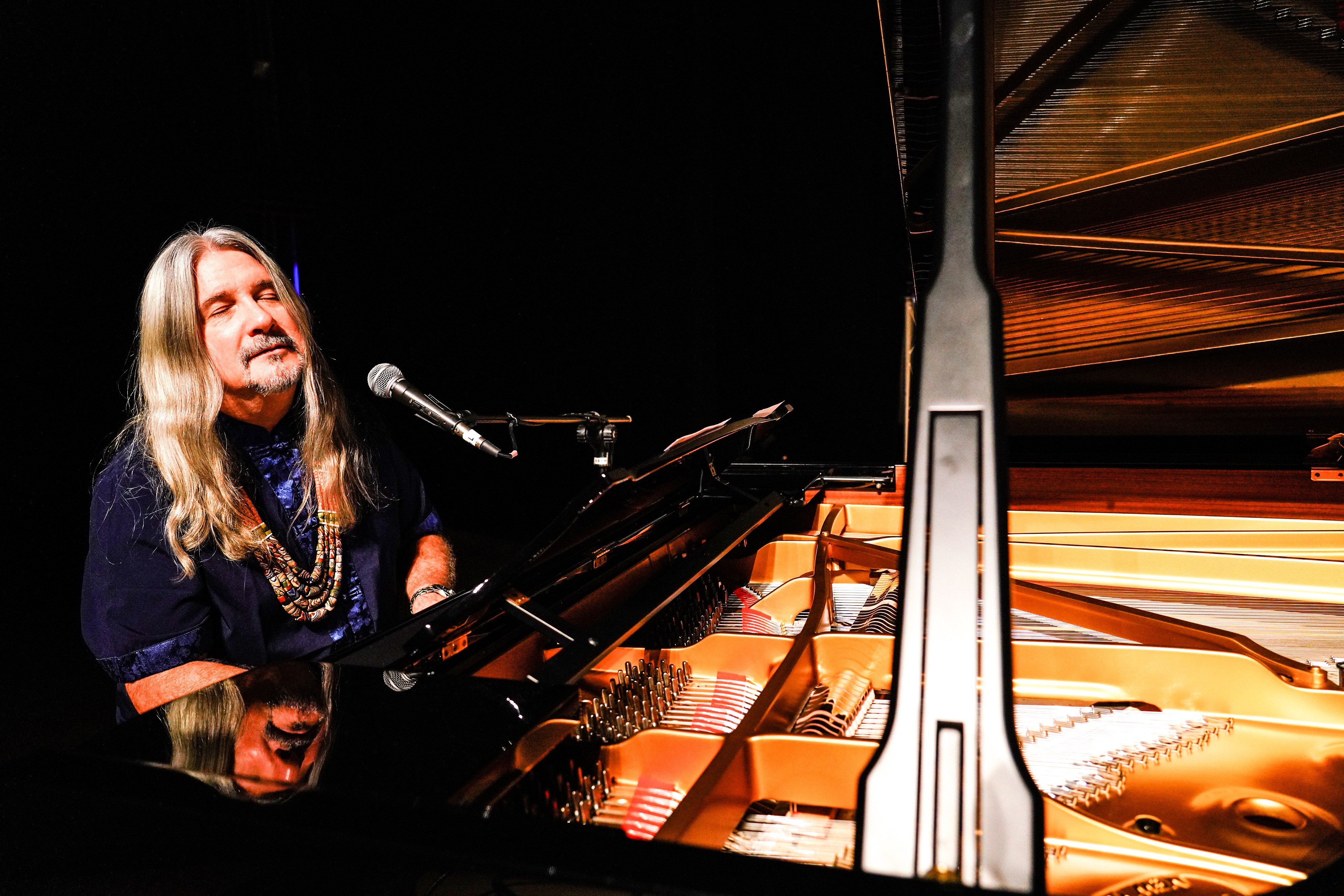 為紓困新冠肺炎無法演出的育空音樂家以及拍攝團隊，馬修連恩提議舉辦直播音樂會。（獨一無二娛樂文化）