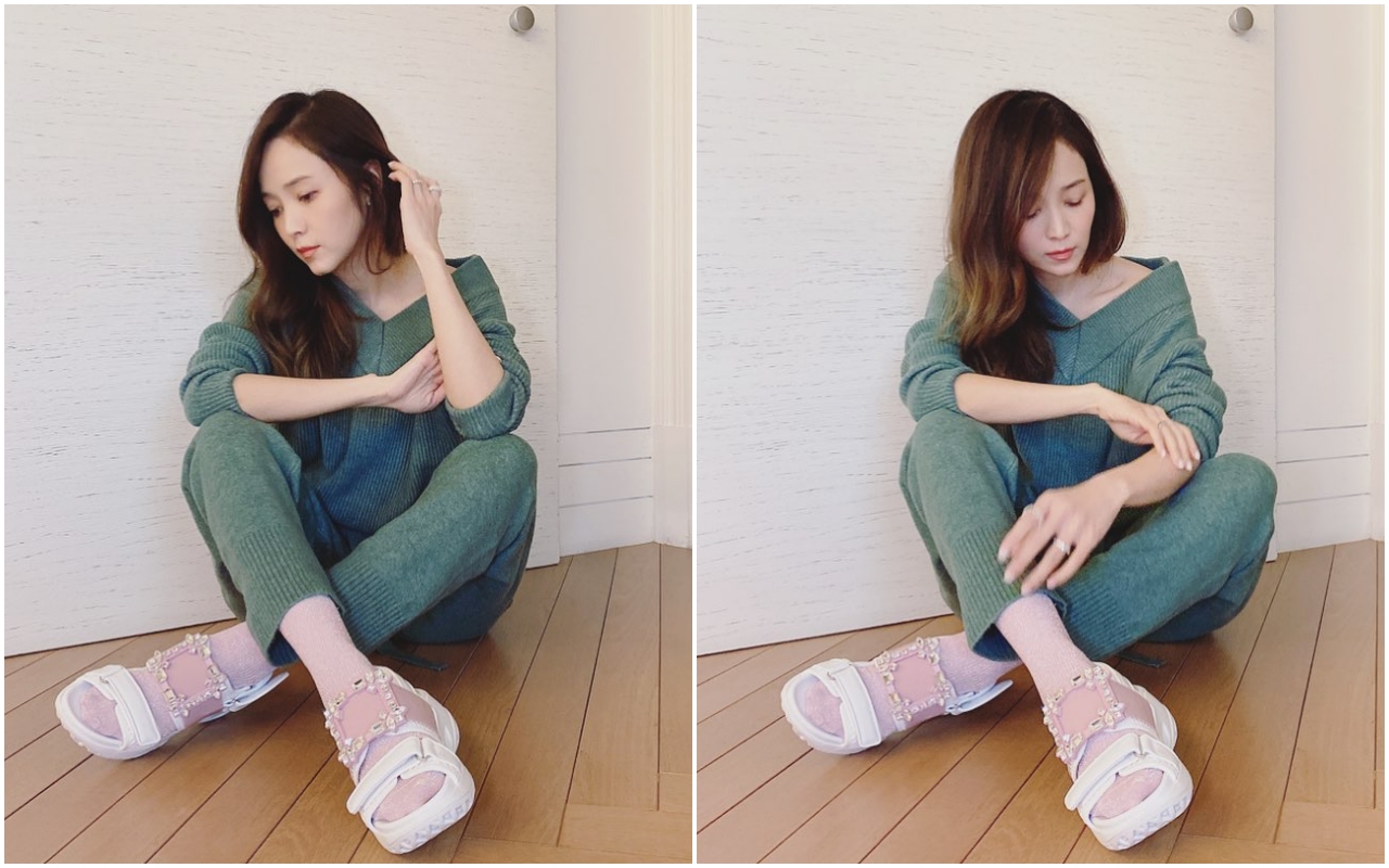 侯佩岑趁在家空檔示範RV新款涼鞋，以綠色服裝配上淡粉紅鞋款，很有她一貫的柔美風格。（翻攝自侯佩岑IG）