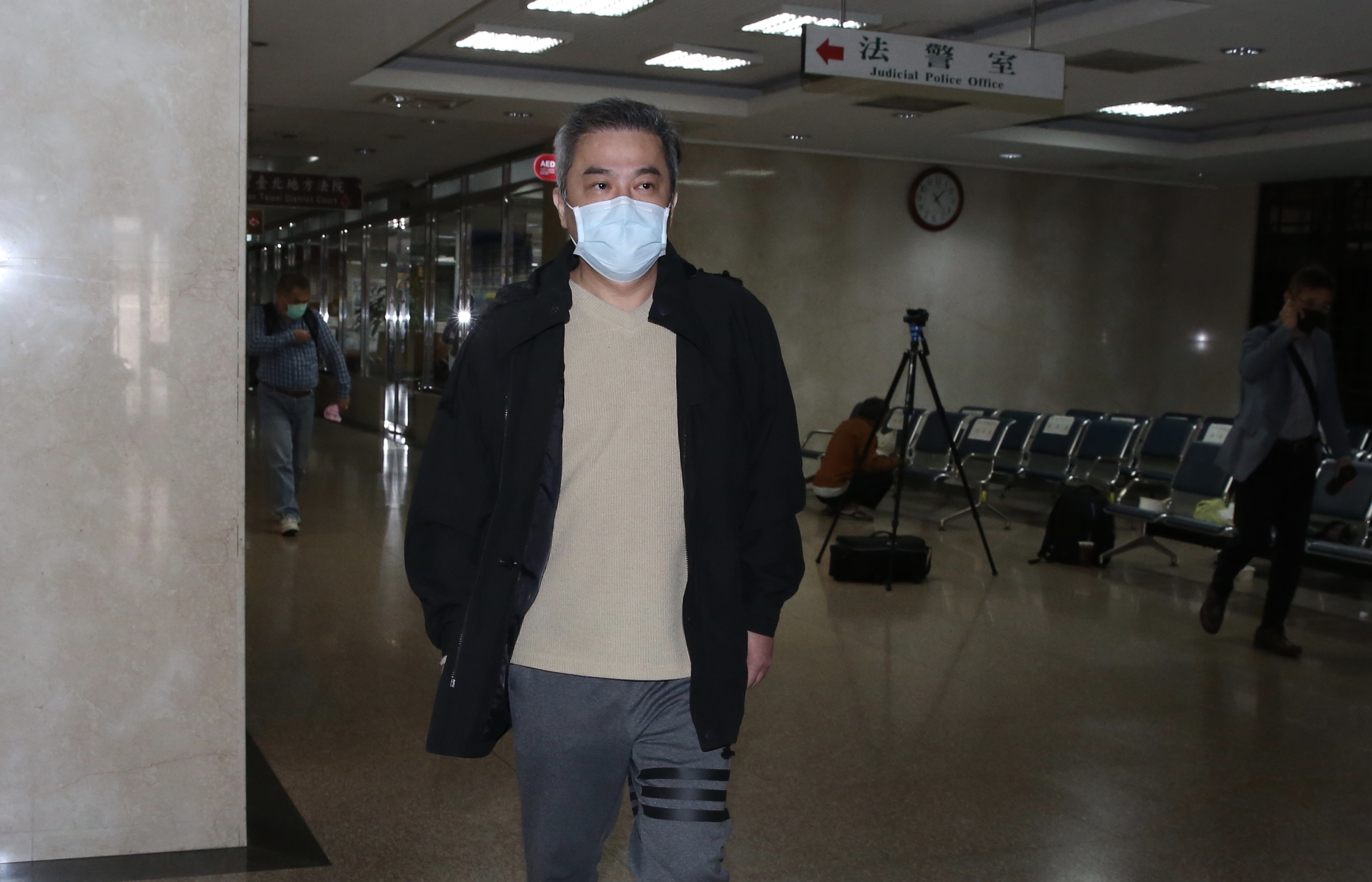 台北地院重開羈押庭，法官訊後，以張綱維涉嫌重大等理由，諭知將他收押禁見。