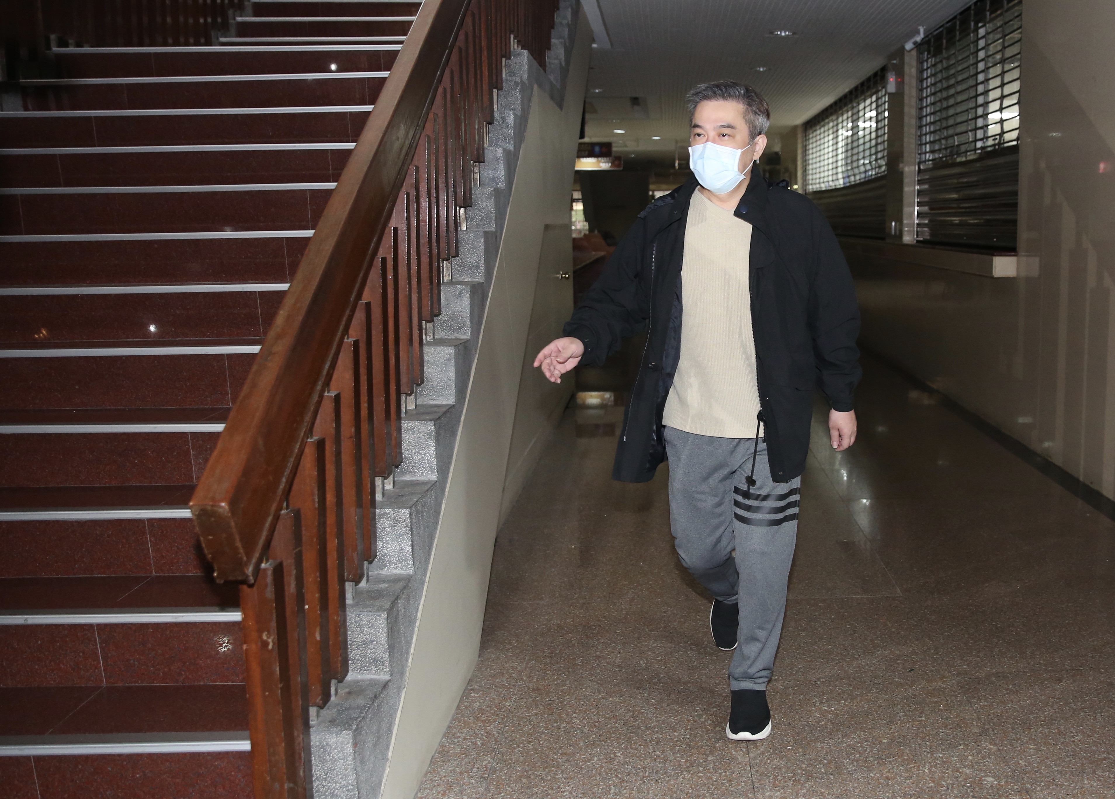 張綱維使出哀兵之計失敗,他在法庭上一度哽咽,強調是獨資公司,沒有掏空資產,但法官不採,仍裁定收押禁見。