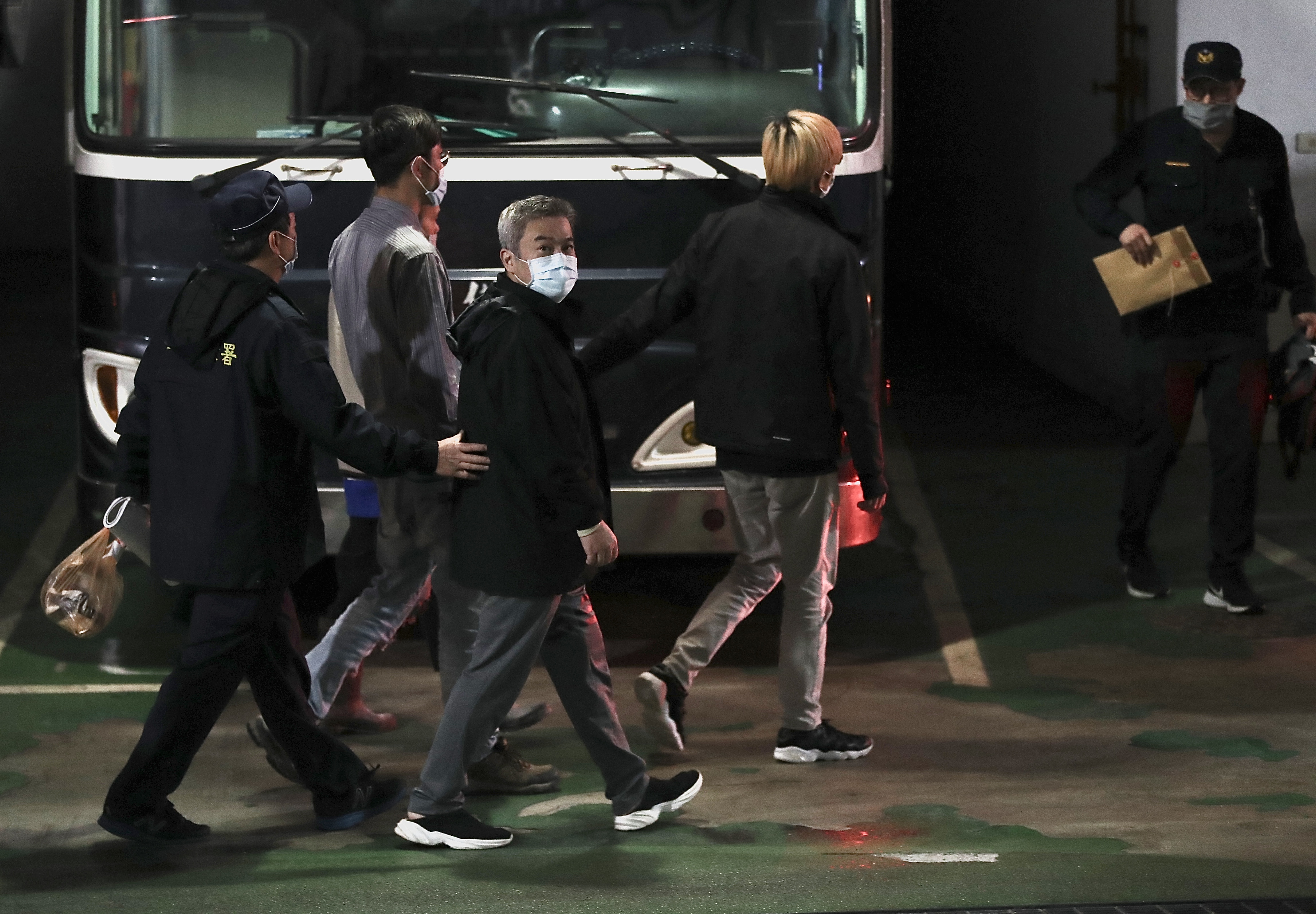 張綱維被送上囚車前，還轉頭看了在外守候的大批媒體，隨後就被送往台北看守所羈押。