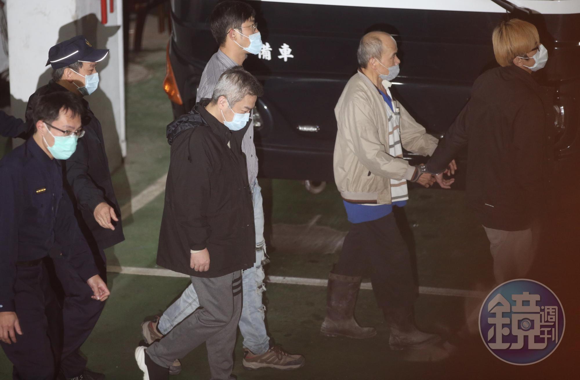 張綱維自爆被錢莊及黑道追債，有生命危險，法官認定有逃亡事實。