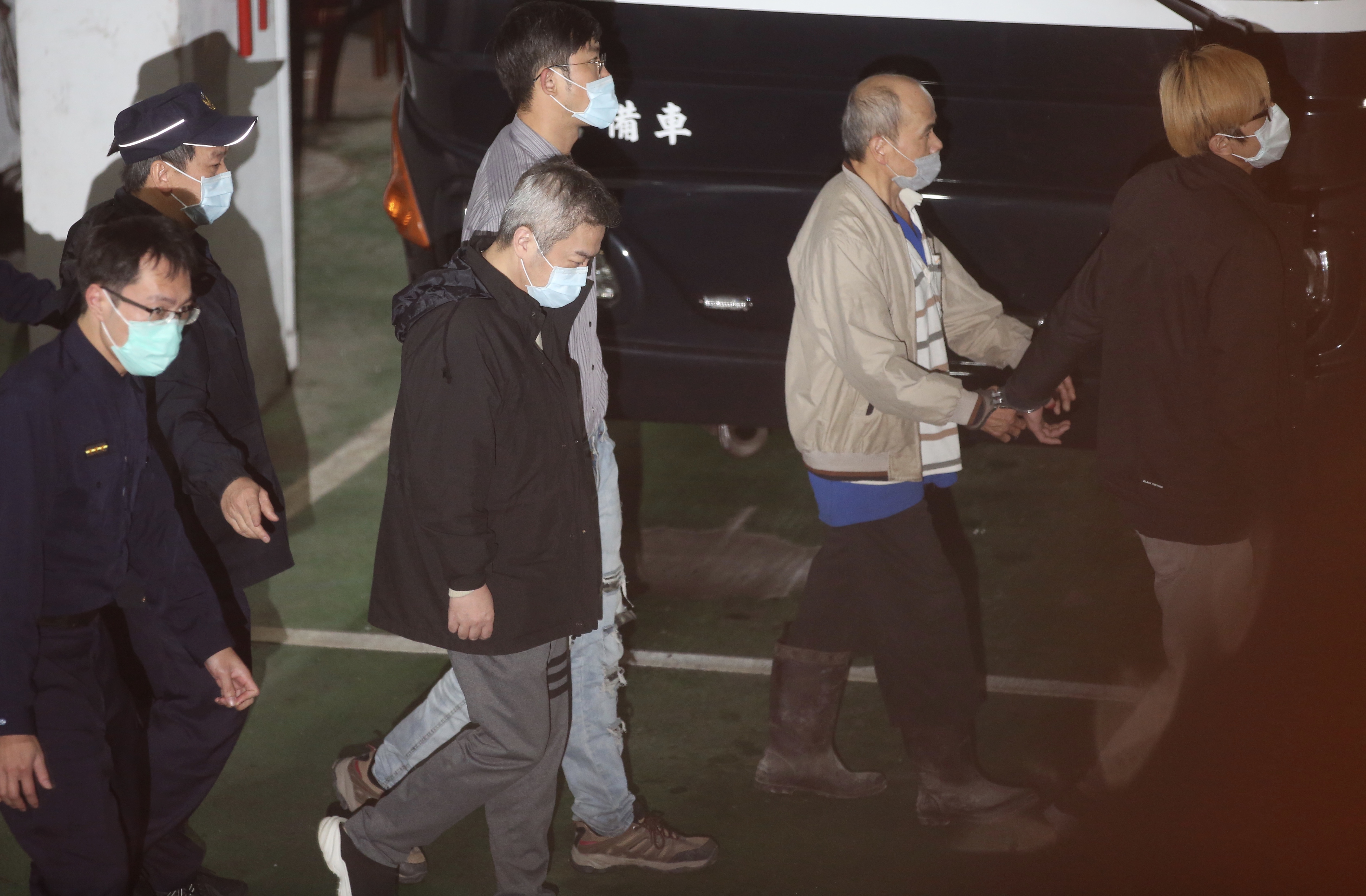 張綱維自爆被錢莊及黑道追債,有生命危險,法官認定有逃亡事實。
