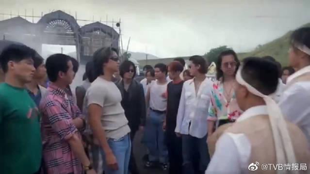 雙方街頭械鬥，猶如古惑仔電影般的東星戰洪興。（翻攝自電影《古惑仔隻手遮天》）