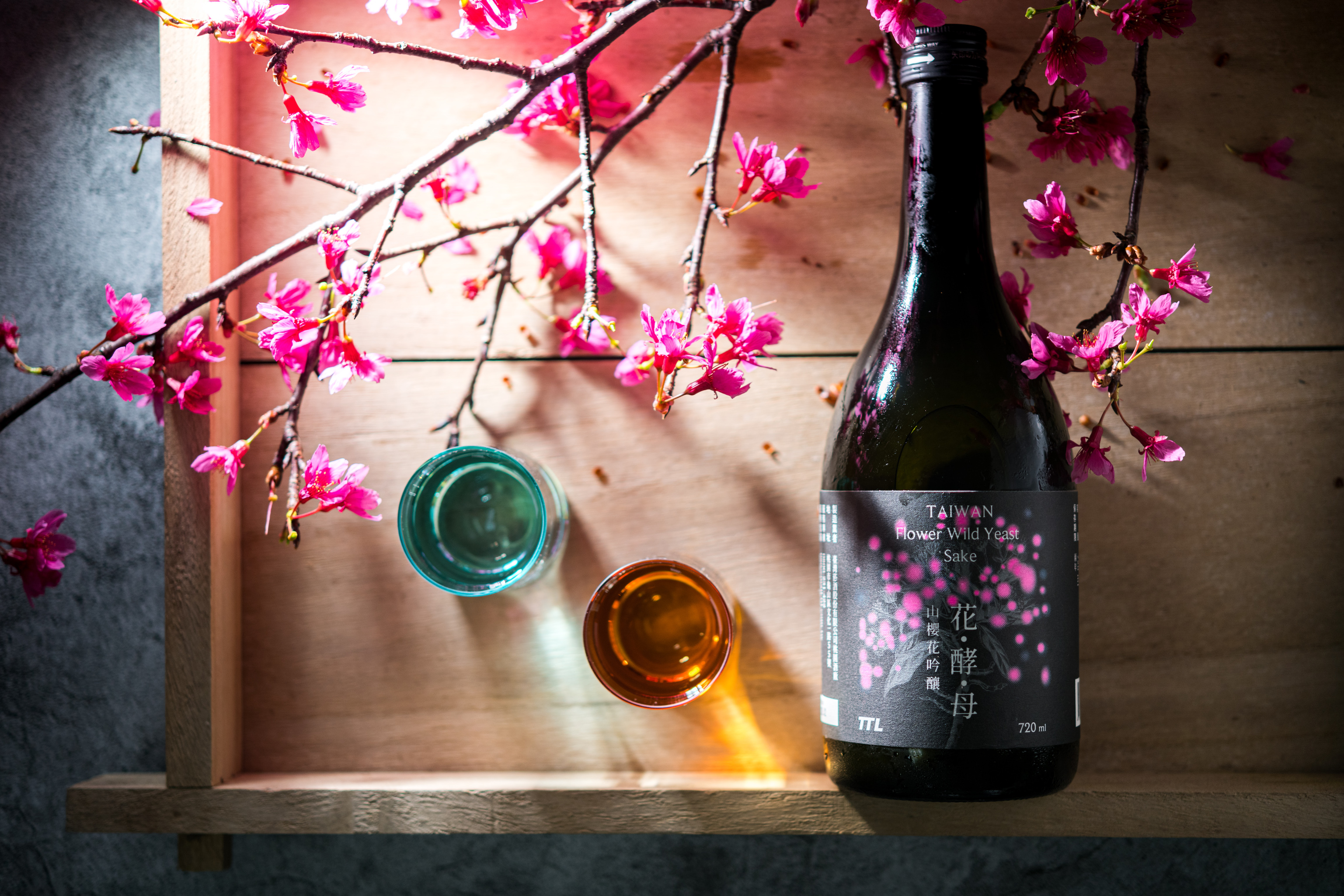 加入本土山櫻花酵母釀造的「玉泉花酵母吟釀清酒 山櫻花」帶有乳酸口感及青蘋果香。（600元／瓶）
