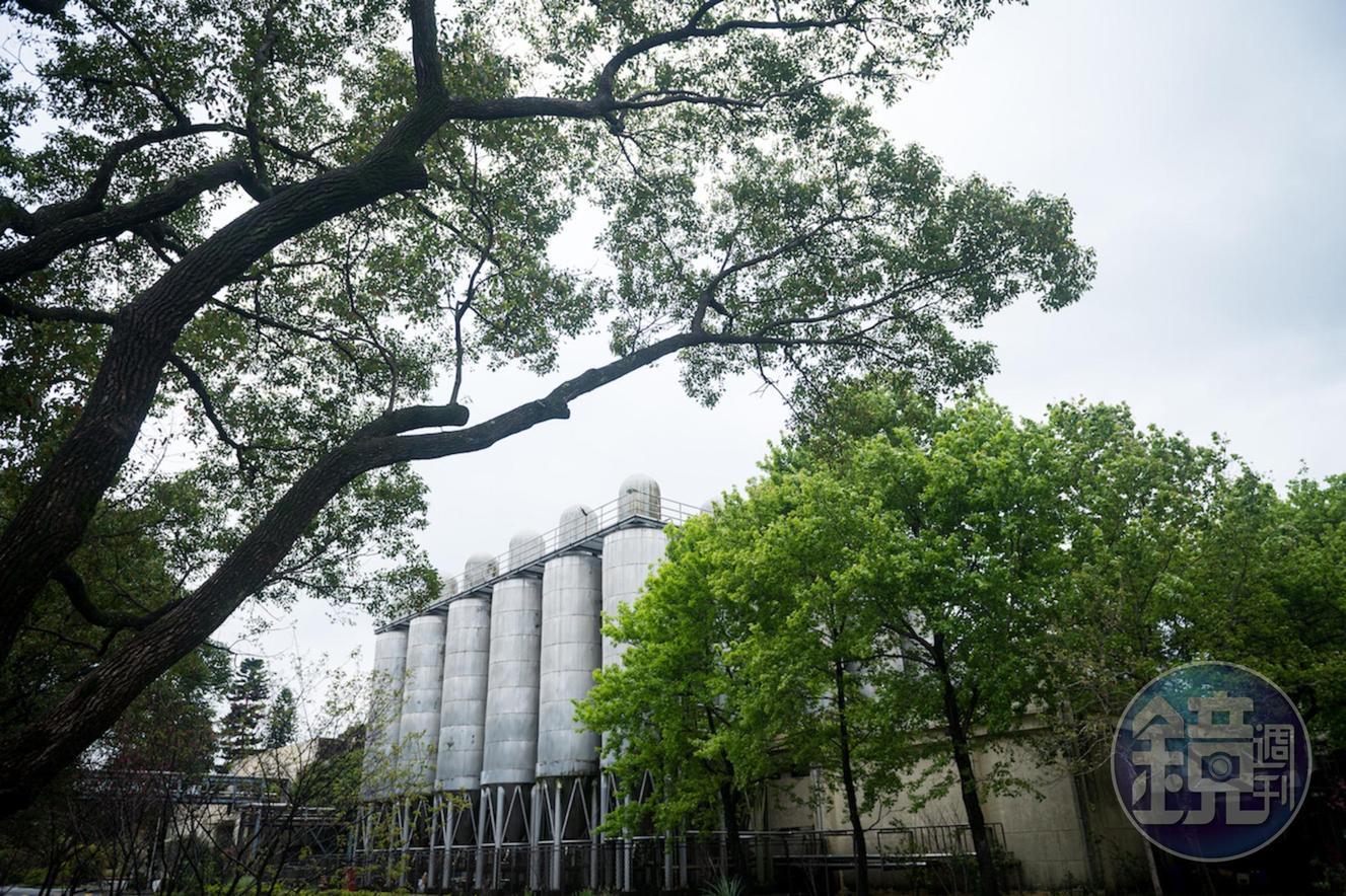 圓柱型的設備為酒的戶外儲存槽。