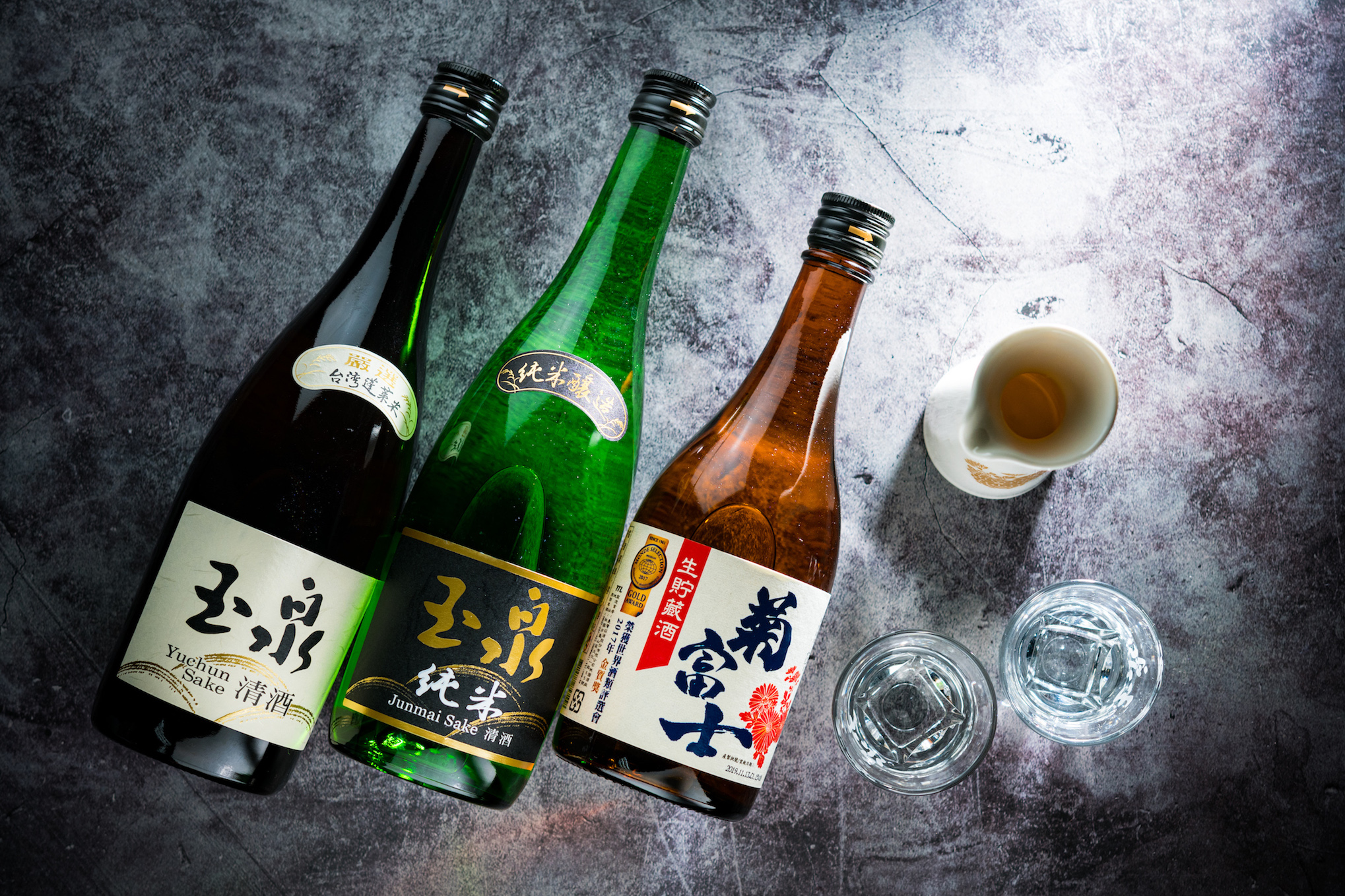 平價玉泉清酒系列歷經沿革，從清爽到芳醇皆有。（左至右為150元／瓶、200元／瓶、200元／瓶）