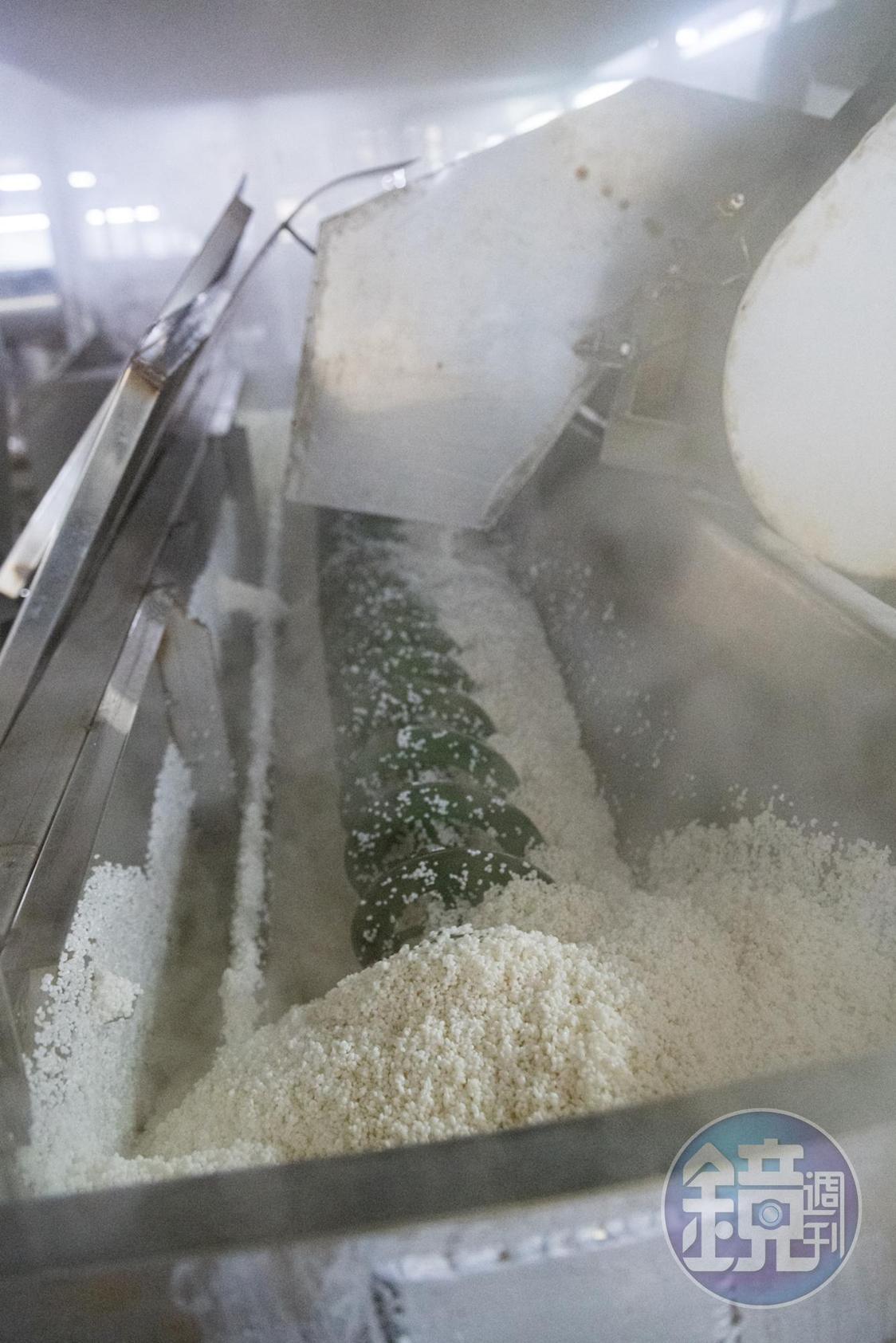 蒸好的米飯要外硬內軟、含適量的水分，澱粉必須完全糊化以供微生物利用。