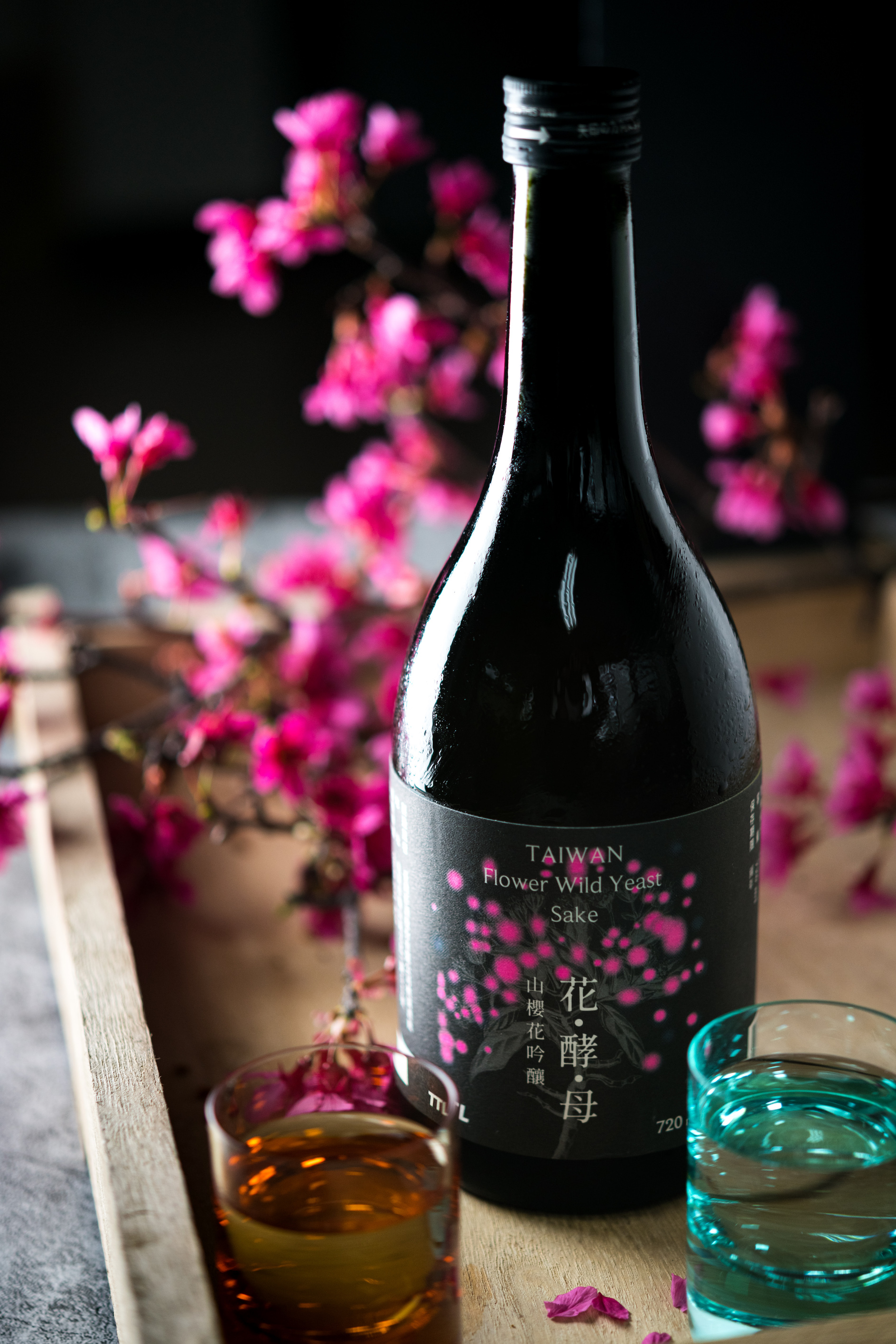 「玉泉花酵母吟釀清酒 山櫻花」是桃園酒廠推出的「花酵母系列」首部曲。（600元／瓶）