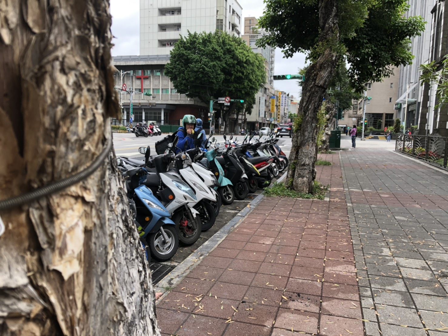 趙一虎坐在外送機車上趁機吃點午餐。(讀者提供)