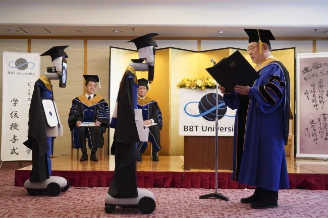 日本BBT大學利用遠端科技完成了畢業典禮。(翻攝自BBT大學官網)