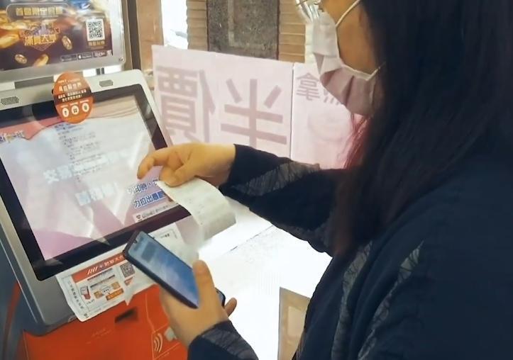 「口罩實名制2.0」再進化,唐鳳親自示範操作流程。(翻攝自唐鳳臉書)