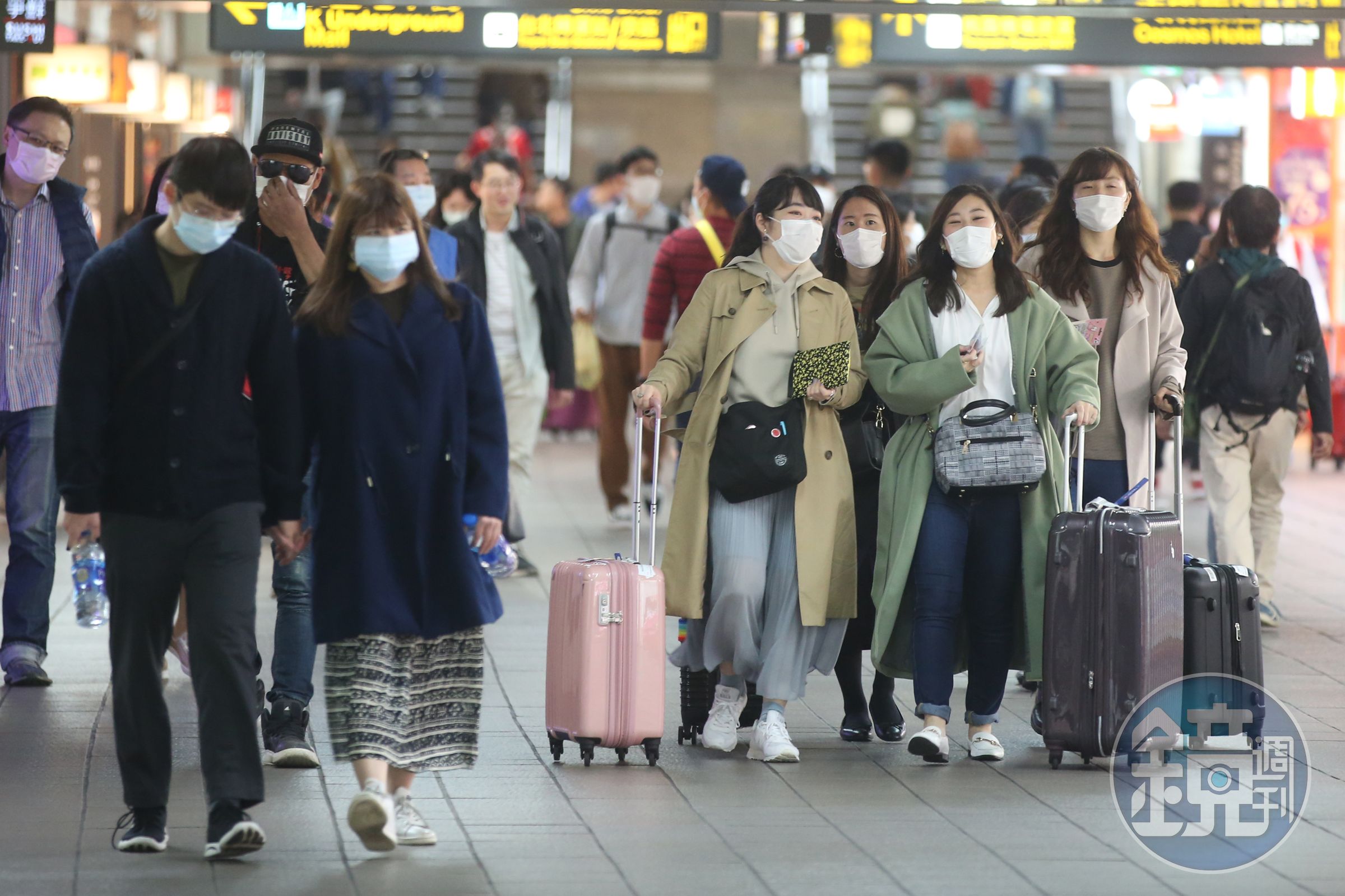 雙北擬針對捷運公車寄出強制戴口罩的規定。本刊資料照。