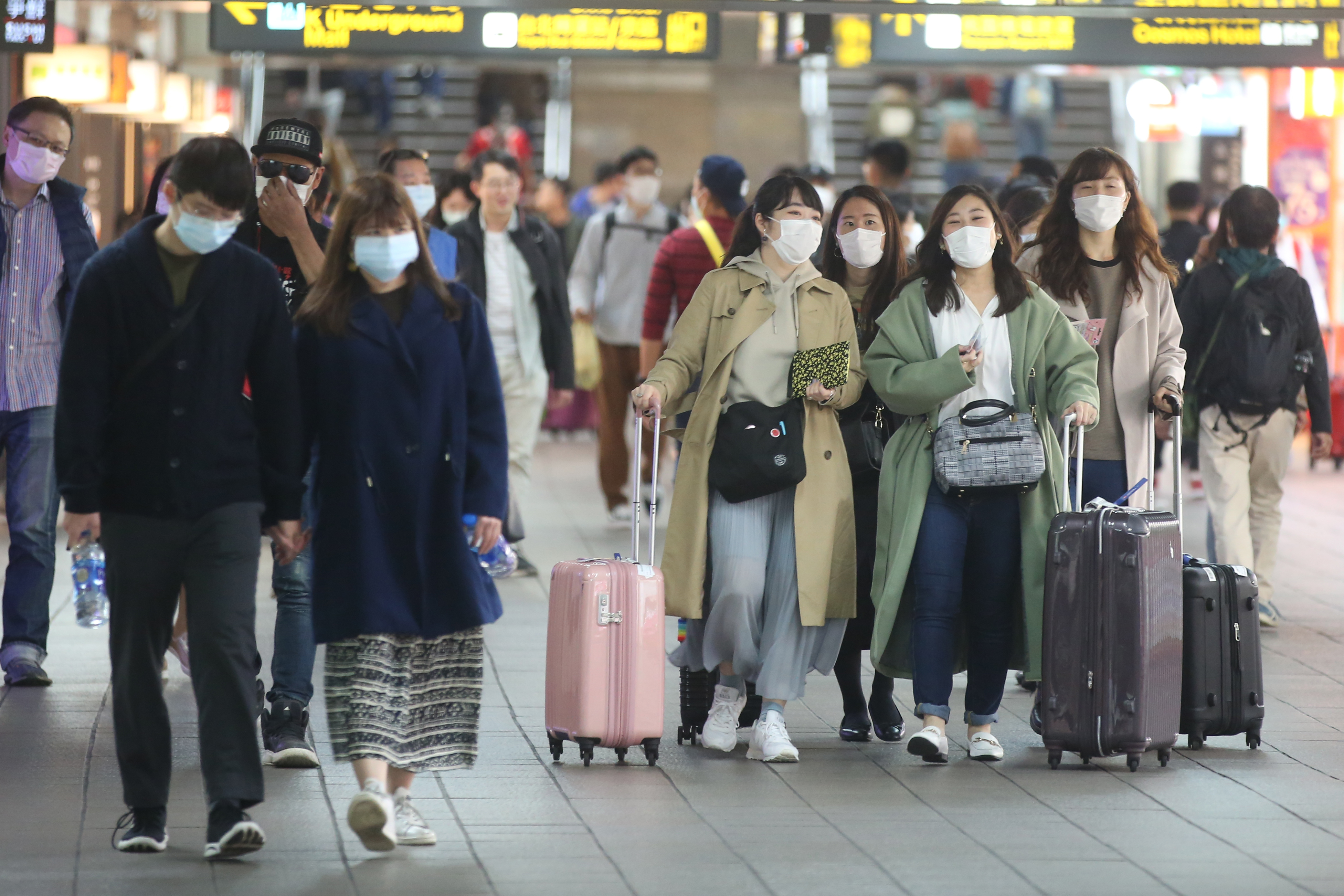 雙北擬針對捷運公車寄出強制戴口罩的規定。本刊資料照。