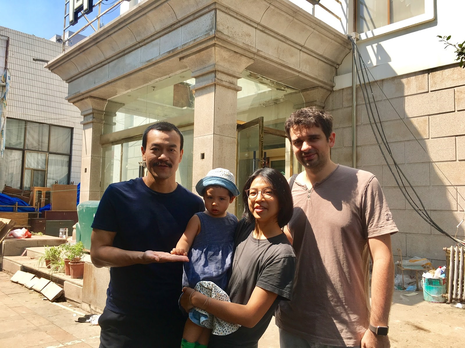 馬修(右起)與王思靜、女兒和《江湖兒女》男主角廖凡在拍片現場。(王思靜提供)