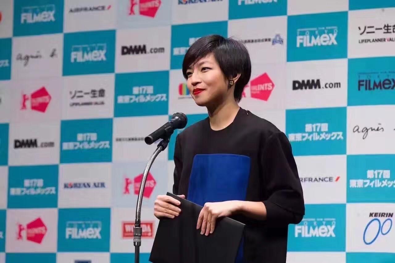 《枝繁葉茂》獲頒東京銀座電影節最佳影片，製片王思靜代表導演張撼依上台。 （攝影謝明芳、王思靜提供）