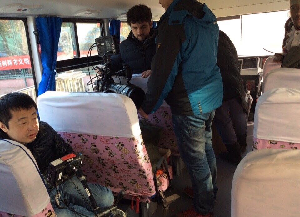 馬修（中，面向鏡頭者）與導演賈樟柯（左）在拍片現場。（王思靜提供）