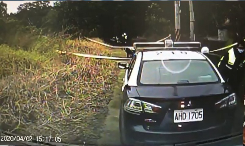 偷電線賊觸電，從電線桿上墜落，因當地人煙罕至，隔天才被發現，但已明顯死亡。（讀者提供）