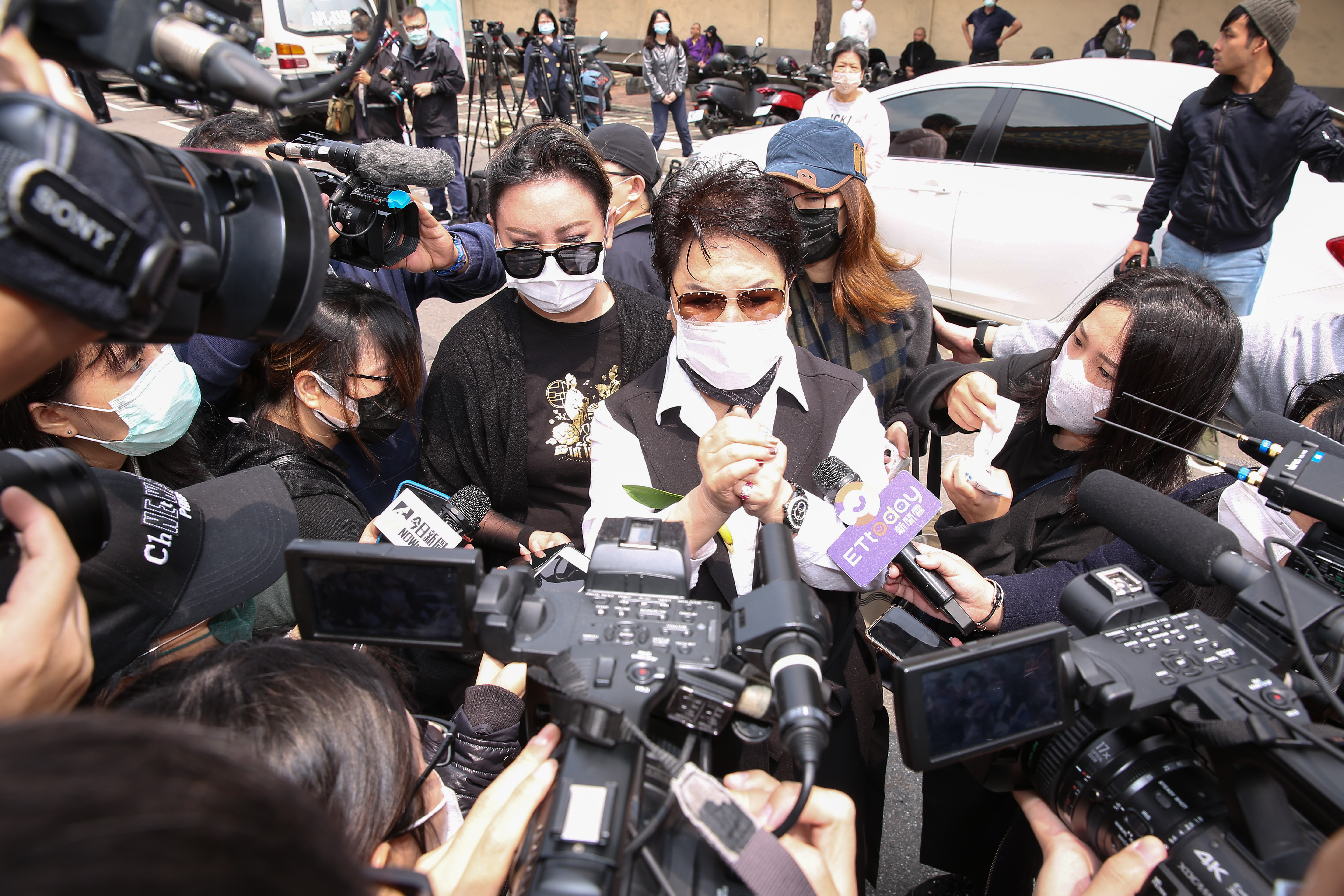 楊麗花遭媒體包圍訪問，但是悲傷到說不出話。