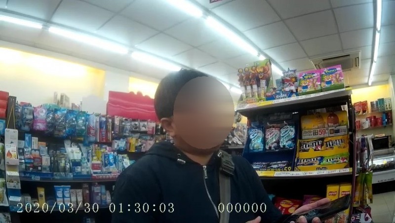 周女把對方傳來的「竹聯幫豹堂戰哥」訊息，拿給警方看。（讀者提供）