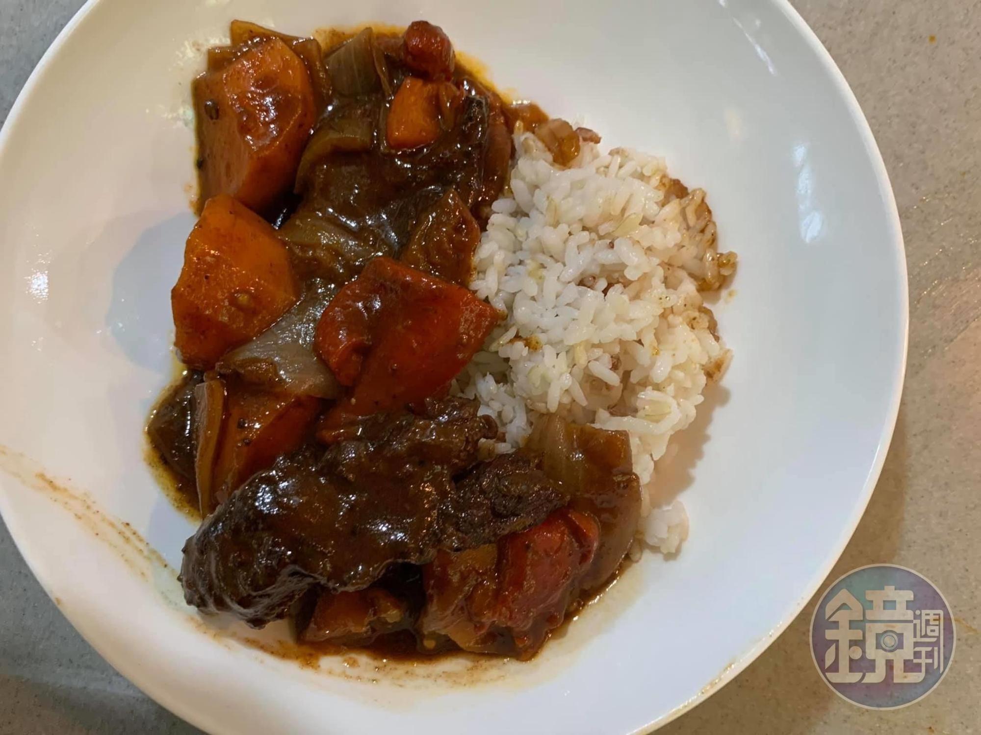 完成的匈牙利牛肉飯，湯汁幾乎收乾，配白飯正好。