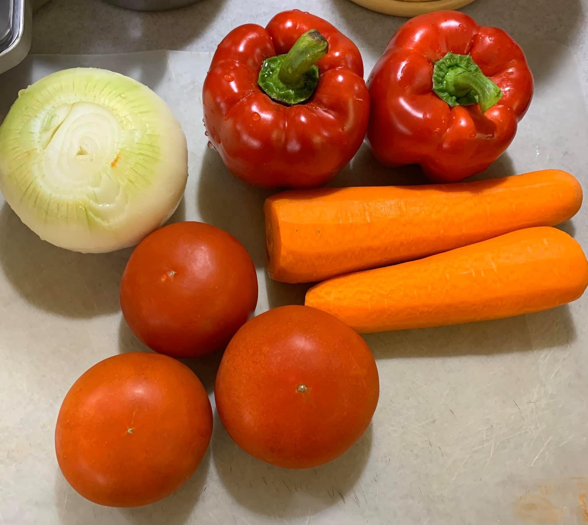 匈牙利牛肉飯的主食材，番茄、洋蔥、紅蘿蔔，都非常容易取得。