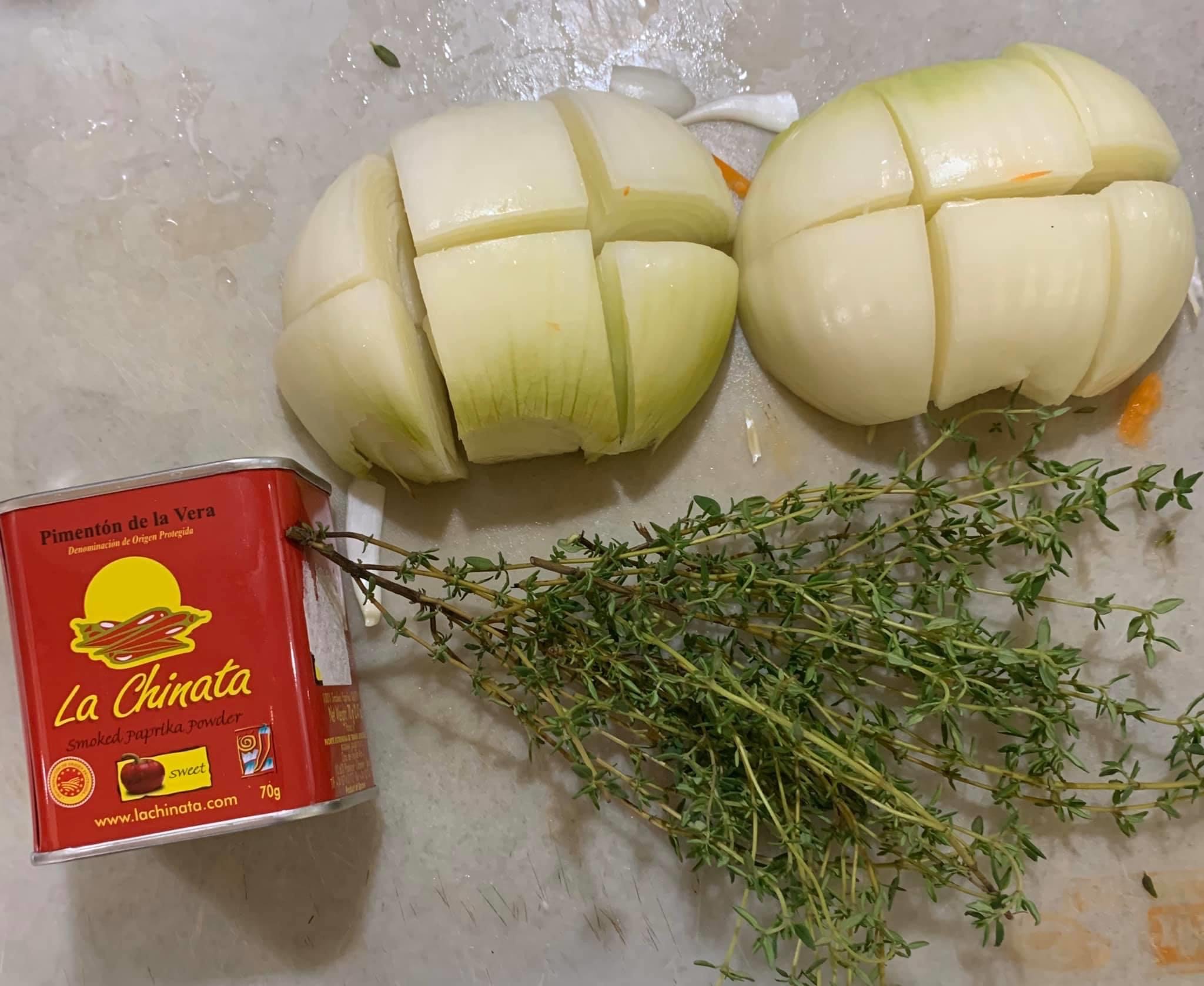 如果買不到新鮮的百里香枝，也可以用乾燥的百里香取代。紅椒粉一定要買歐洲進口的，西班牙或匈牙利的都可以。