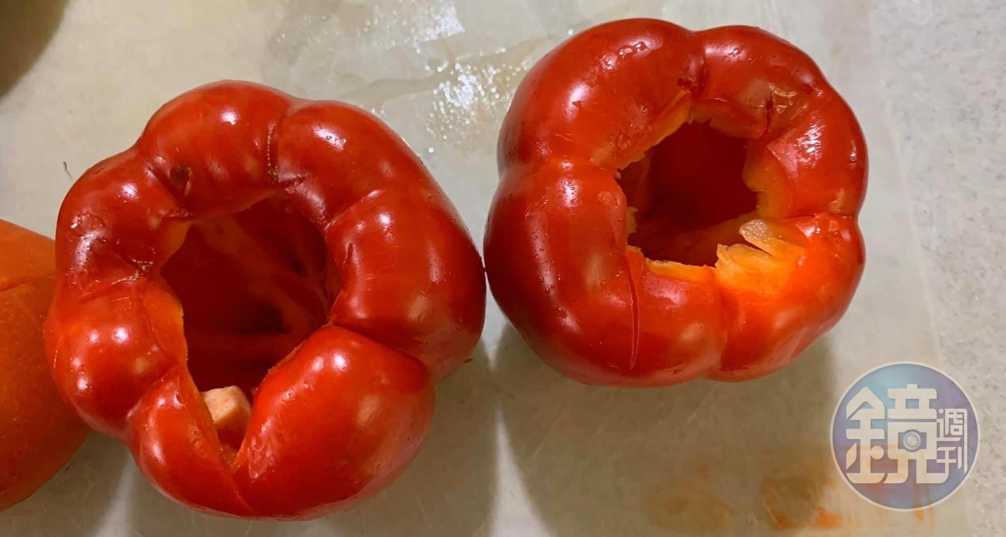 新鮮紅椒要去蒂頭，挖成這個樣子。