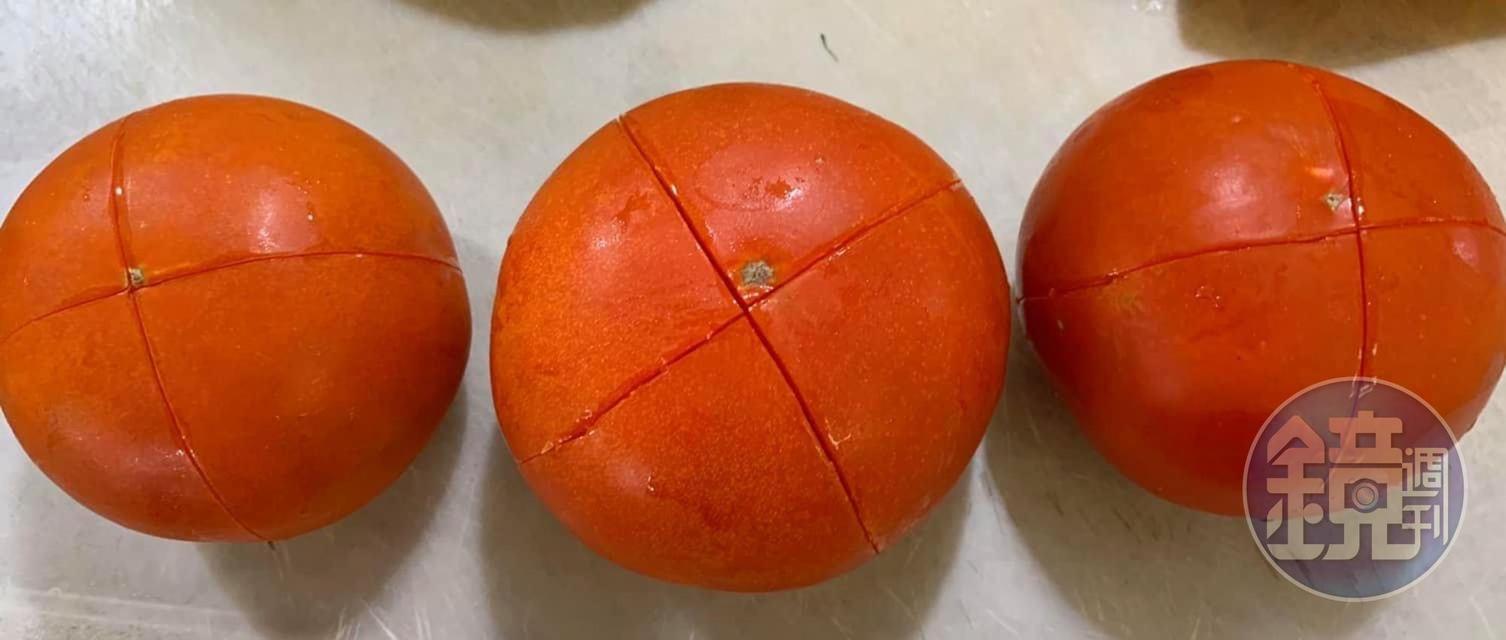 牛番茄上頭劃十字。